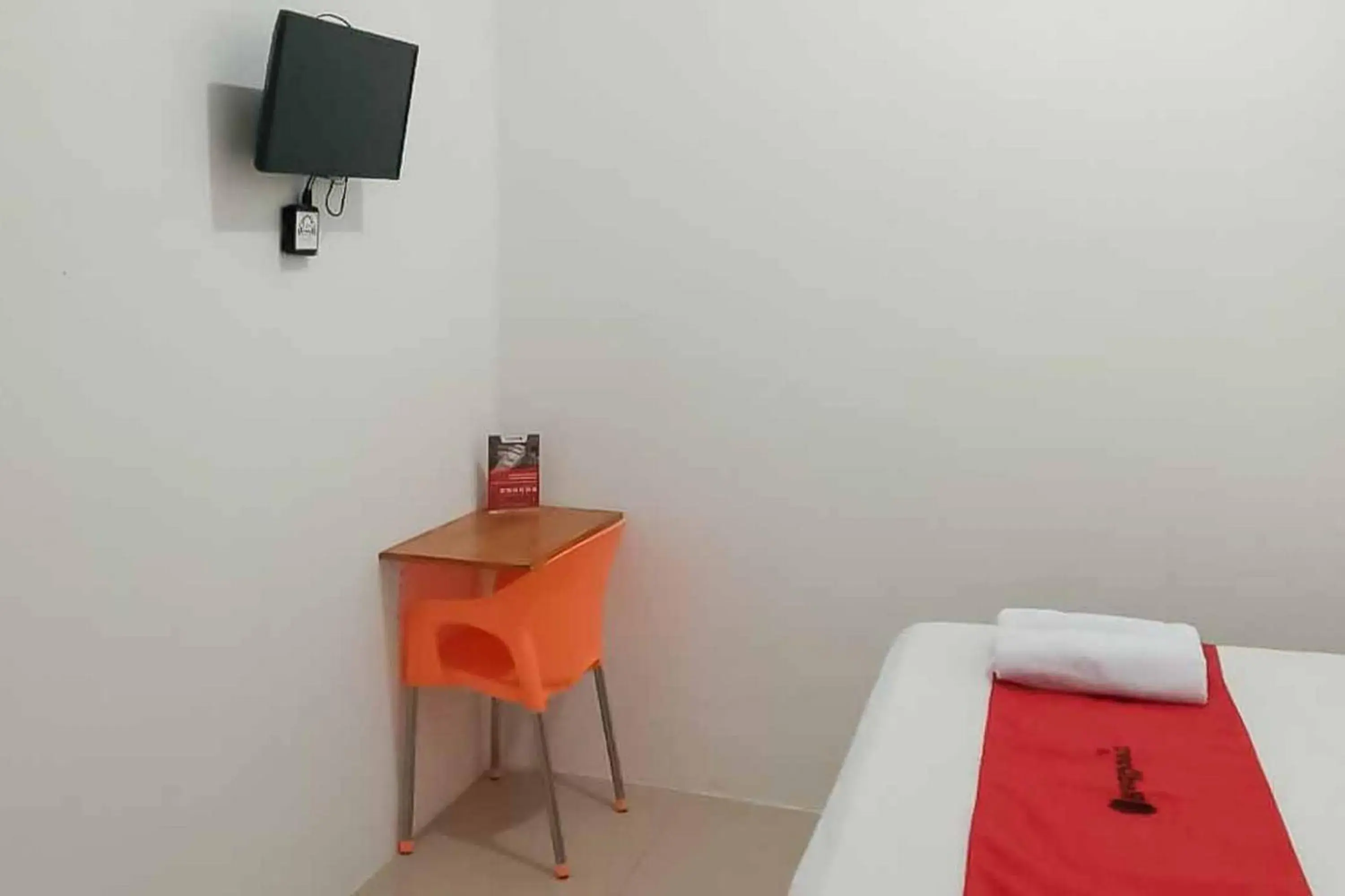 Bed in RedDoorz Plus near Universitas Saburai Lampung Bed in RedDoorz Plus near Universitas Saburai Lampung