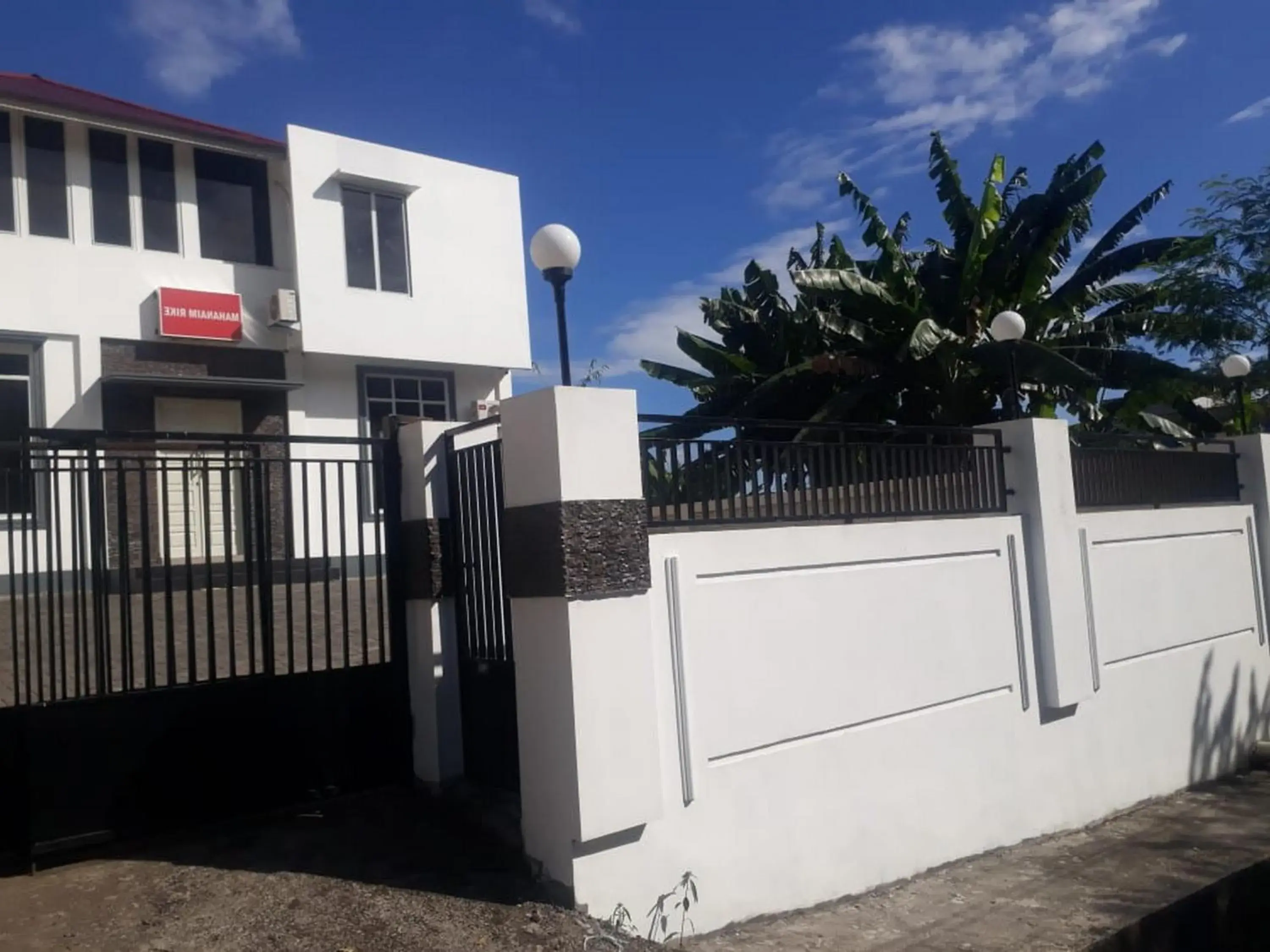 Facade/entrance in RedDoorz @ Wanea Area Manado Facade/entrance in RedDoorz @ Wanea Area Manado