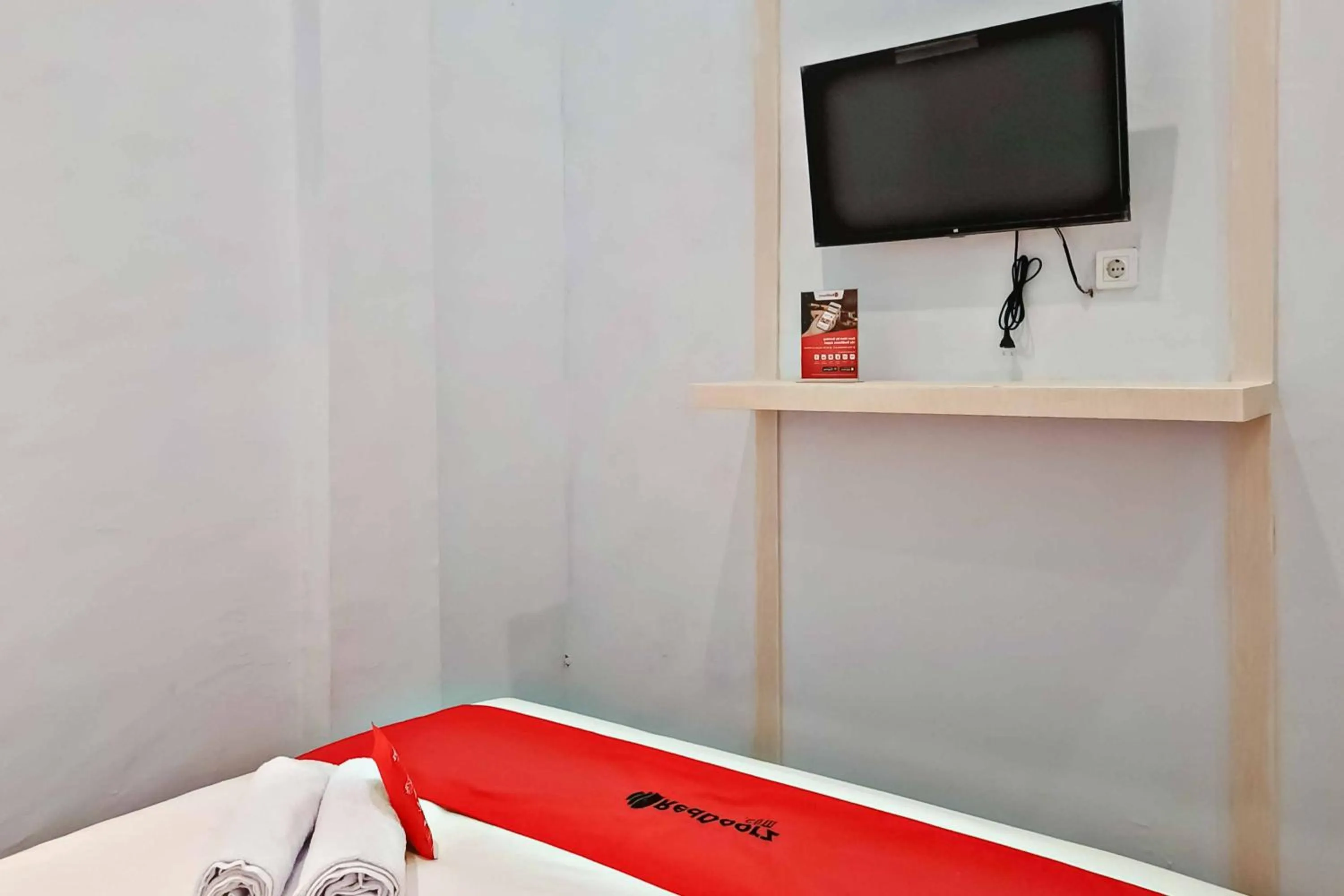 Property building, Bed in RedDoorz CBD Polonia Medan