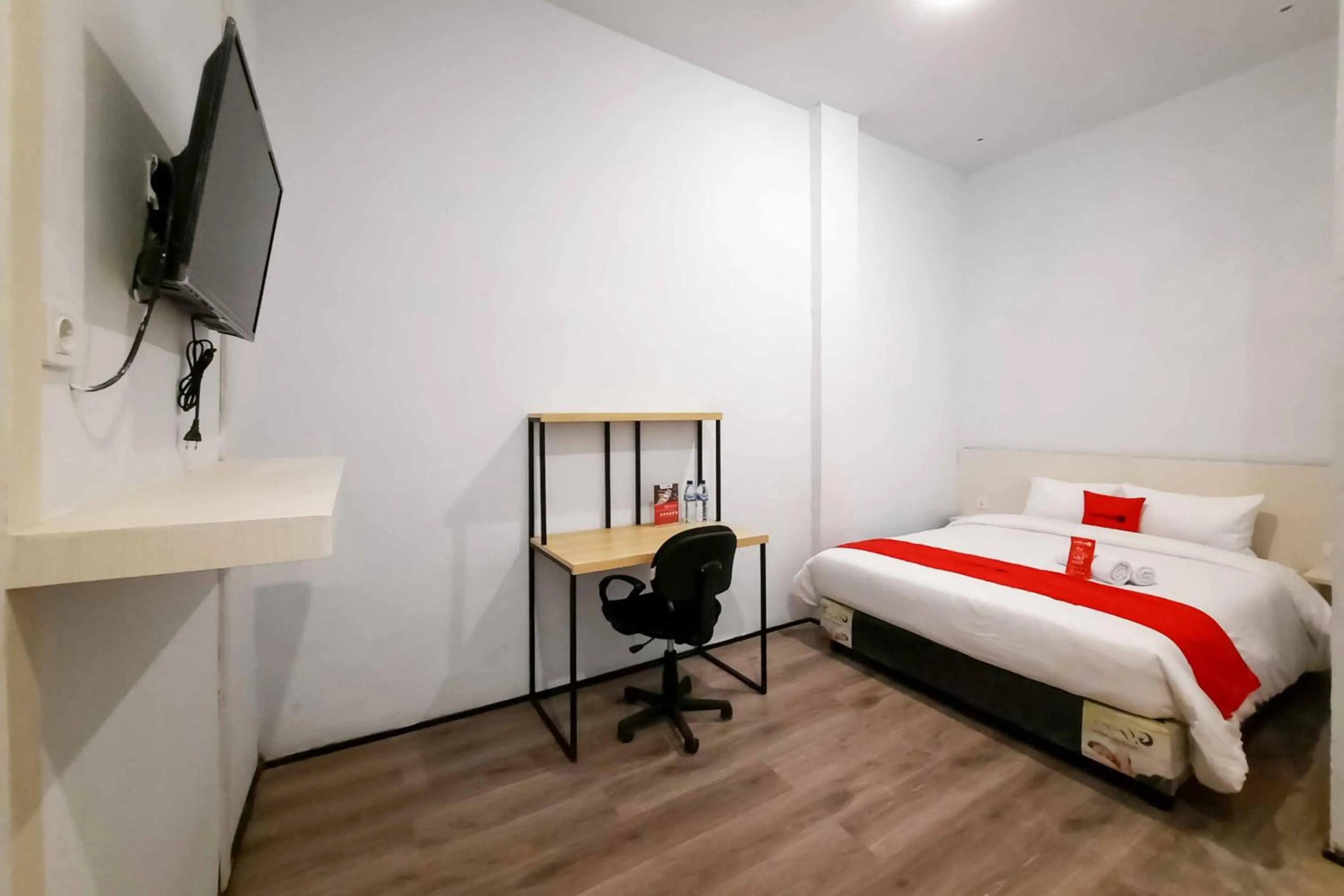 Property building, Bed in RedDoorz CBD Polonia Medan