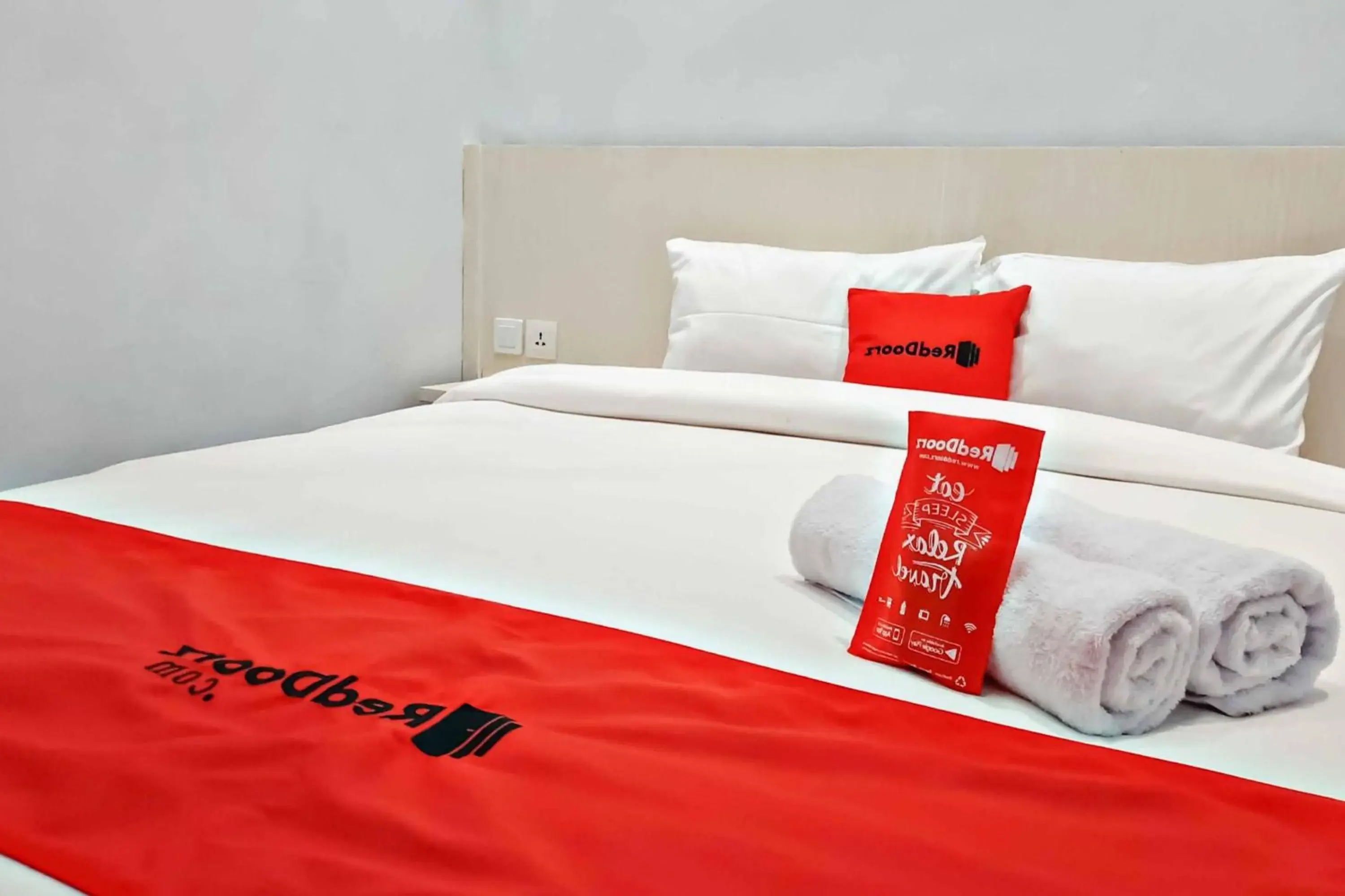 Property building, Bed in RedDoorz CBD Polonia Medan Property building, Bed in RedDoorz CBD Polonia Medan