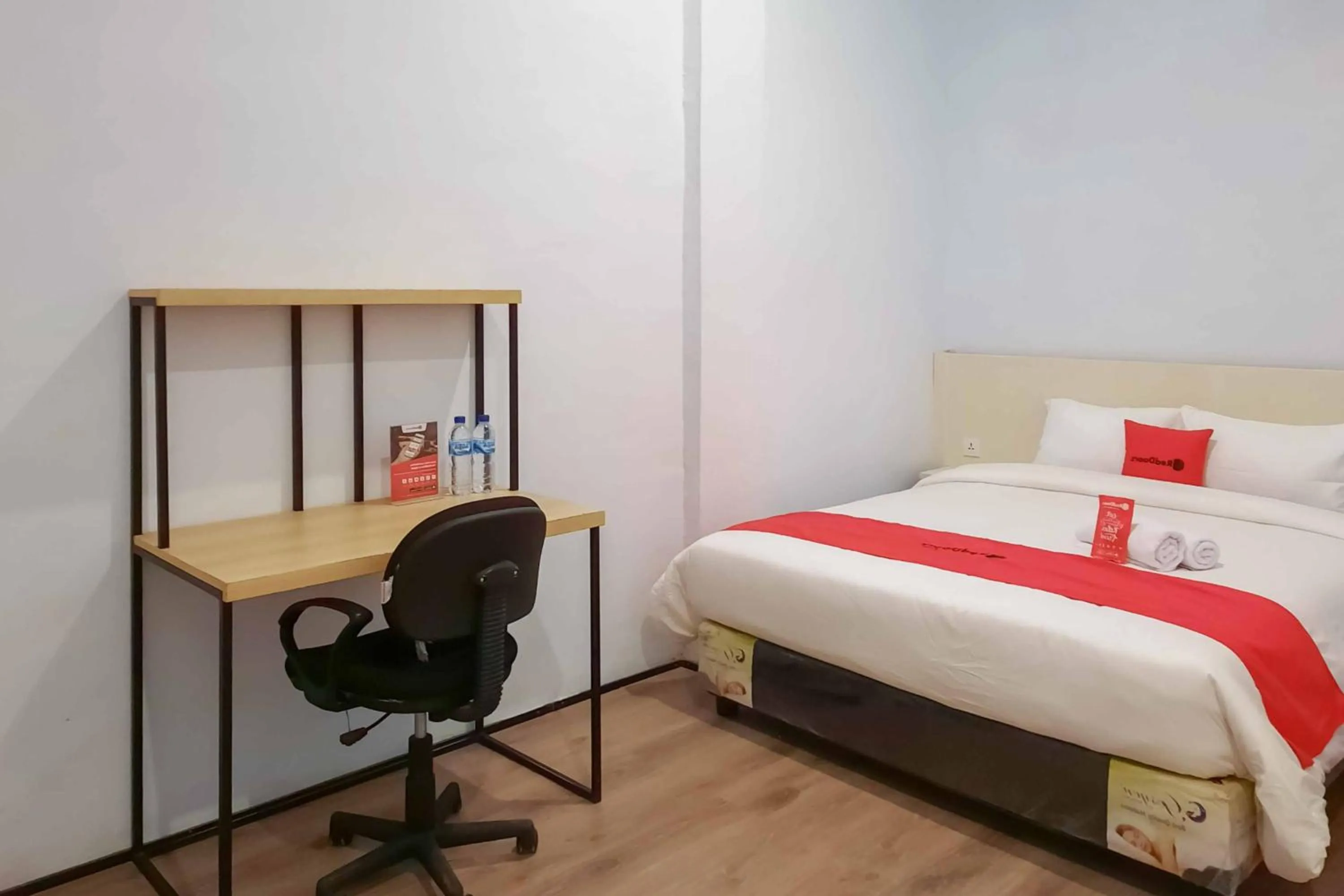 Property building, Bed in RedDoorz CBD Polonia Medan