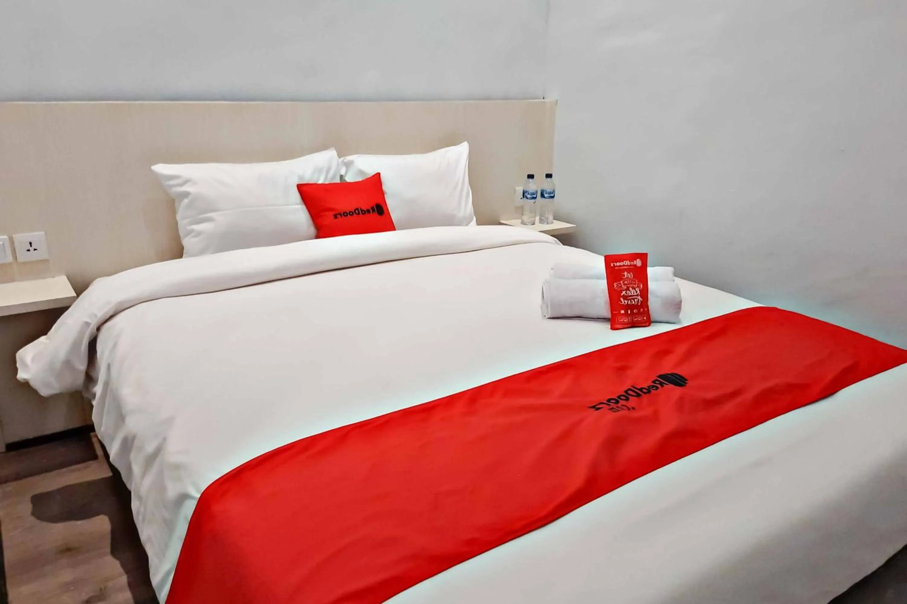 Property building, Bed in RedDoorz CBD Polonia Medan