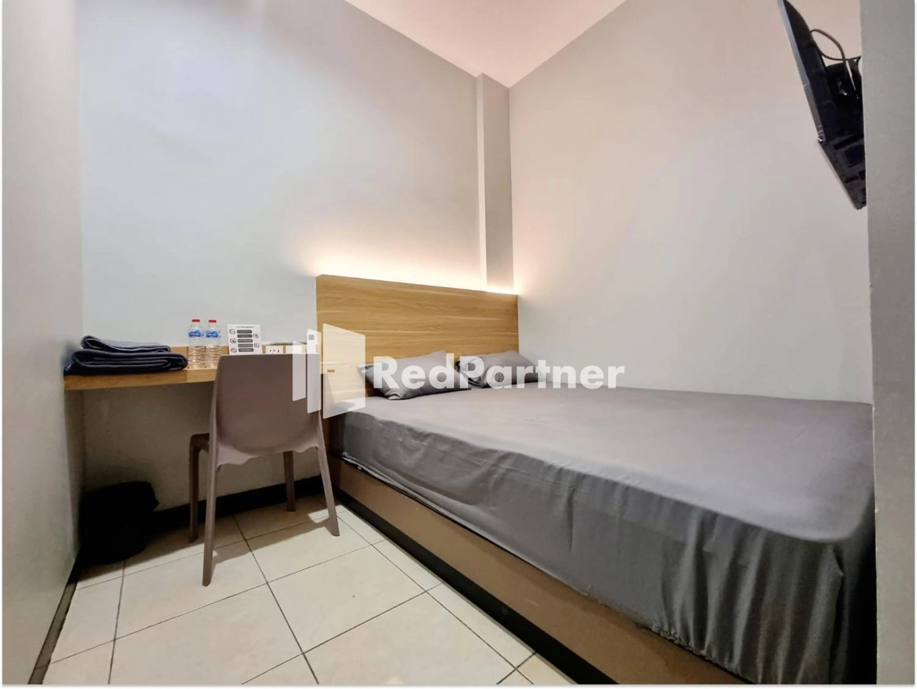 Photo of the whole room in Pandawa Guest House At Ngaliyan Square Mitra RedDoorz