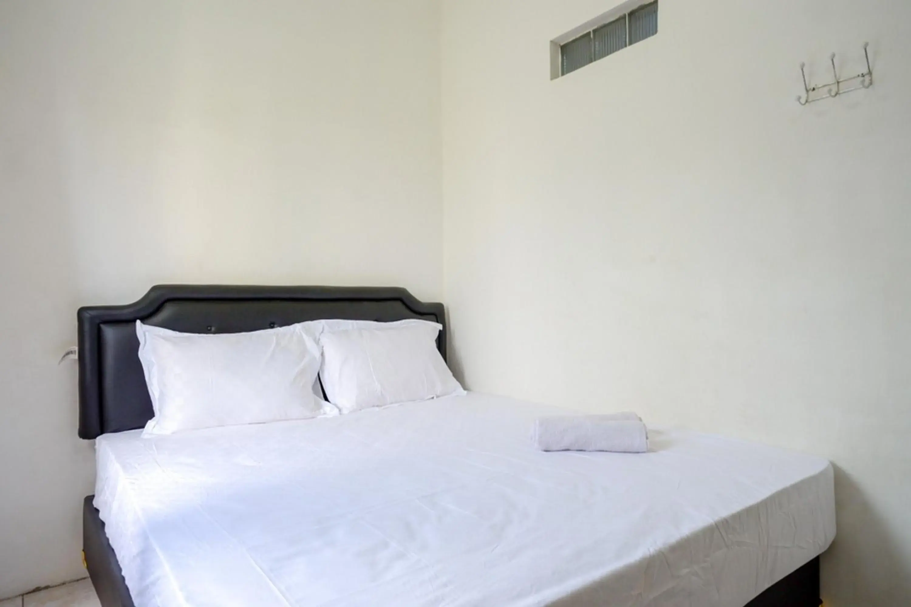 Bedroom, Bed in Pandawa Guest House At Ngaliyan Square Mitra RedDoorz Bedroom, Bed in Pandawa Guest House At Ngaliyan Square Mitra RedDoorz