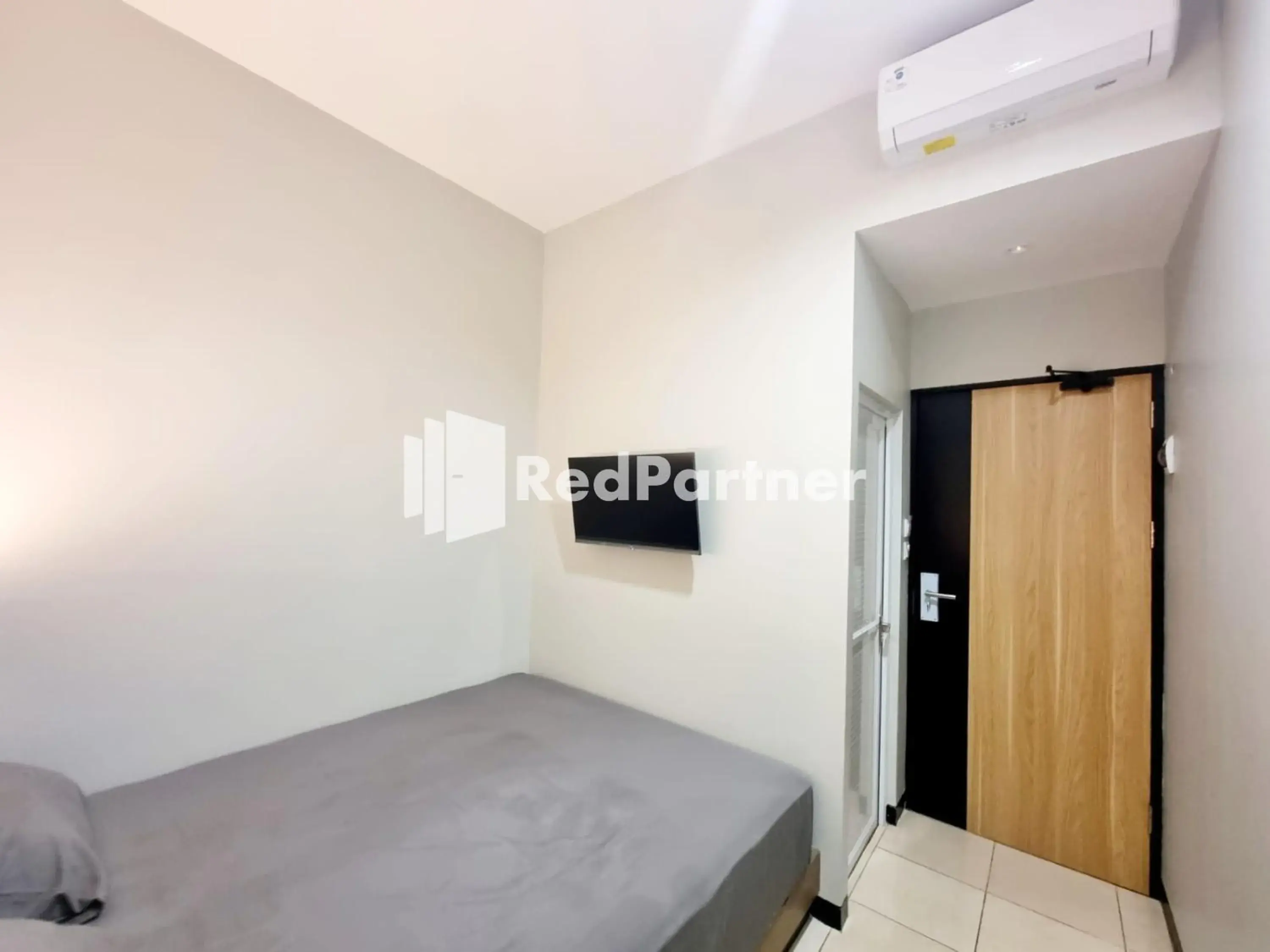 Bedroom, Bed in Pandawa Guest House At Ngaliyan Square Mitra RedDoorz Bedroom, Bed in Pandawa Guest House At Ngaliyan Square Mitra RedDoorz