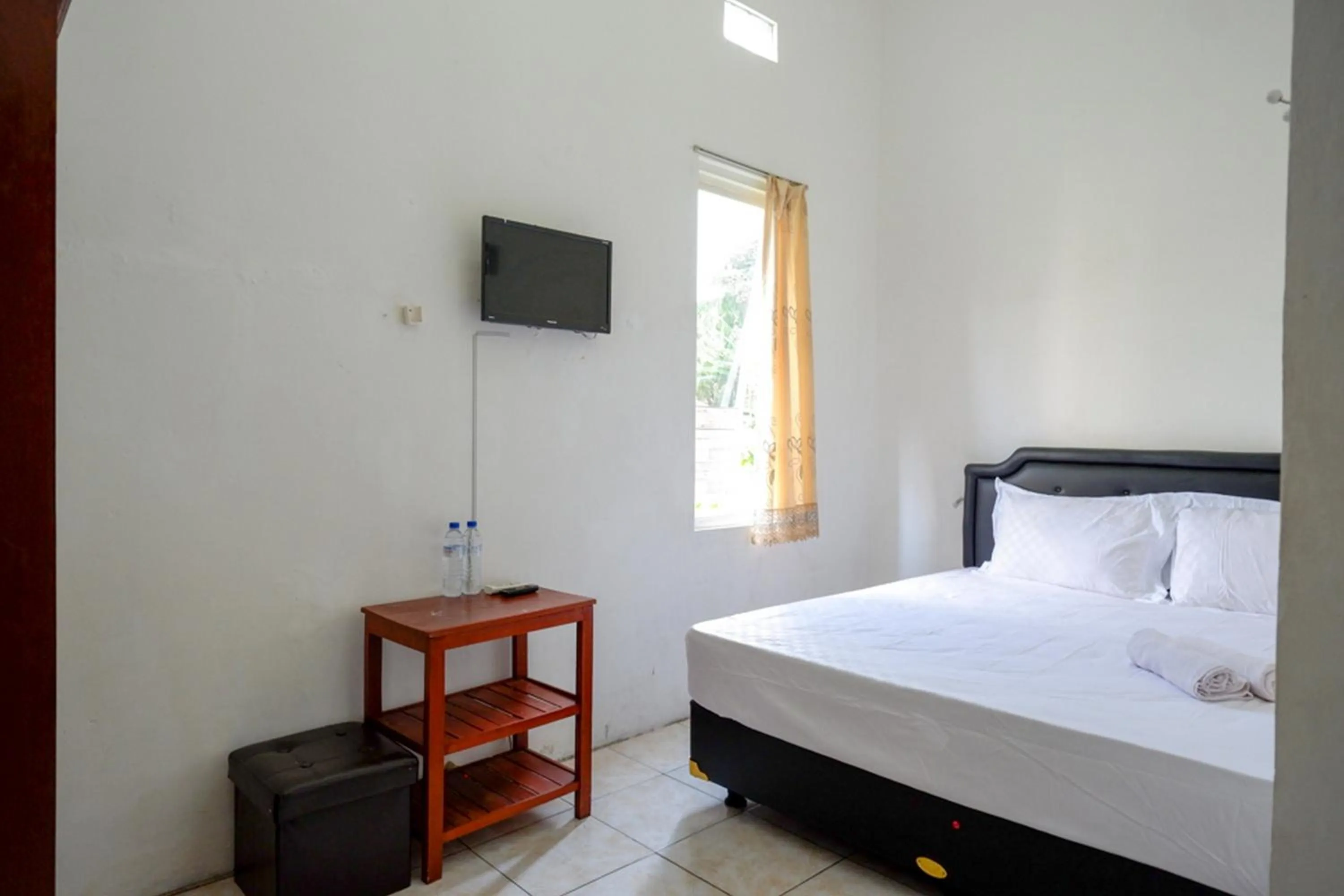 Property building in Pandawa Guest House At Ngaliyan Square Mitra RedDoorz