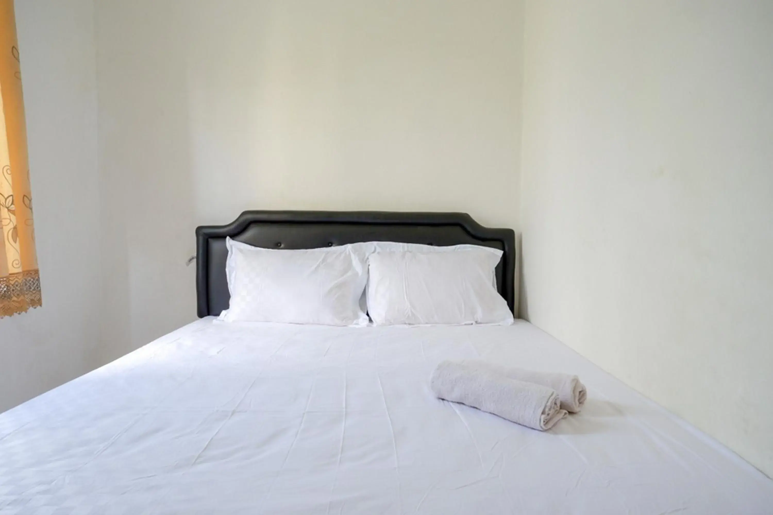 Property building, Bed in Pandawa Guest House At Ngaliyan Square Mitra RedDoorz Property building, Bed in Pandawa Guest House At Ngaliyan Square Mitra RedDoorz