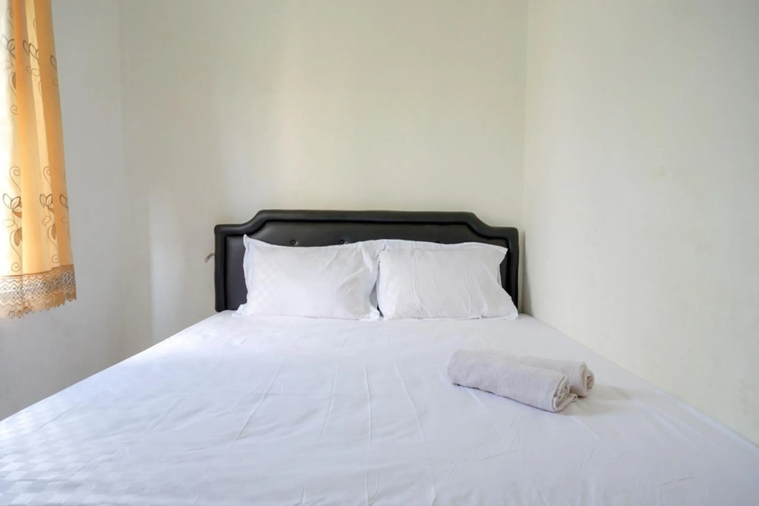 Property building, Bed in Pandawa Guest House At Ngaliyan Square Mitra RedDoorz Property building, Bed in Pandawa Guest House At Ngaliyan Square Mitra RedDoorz