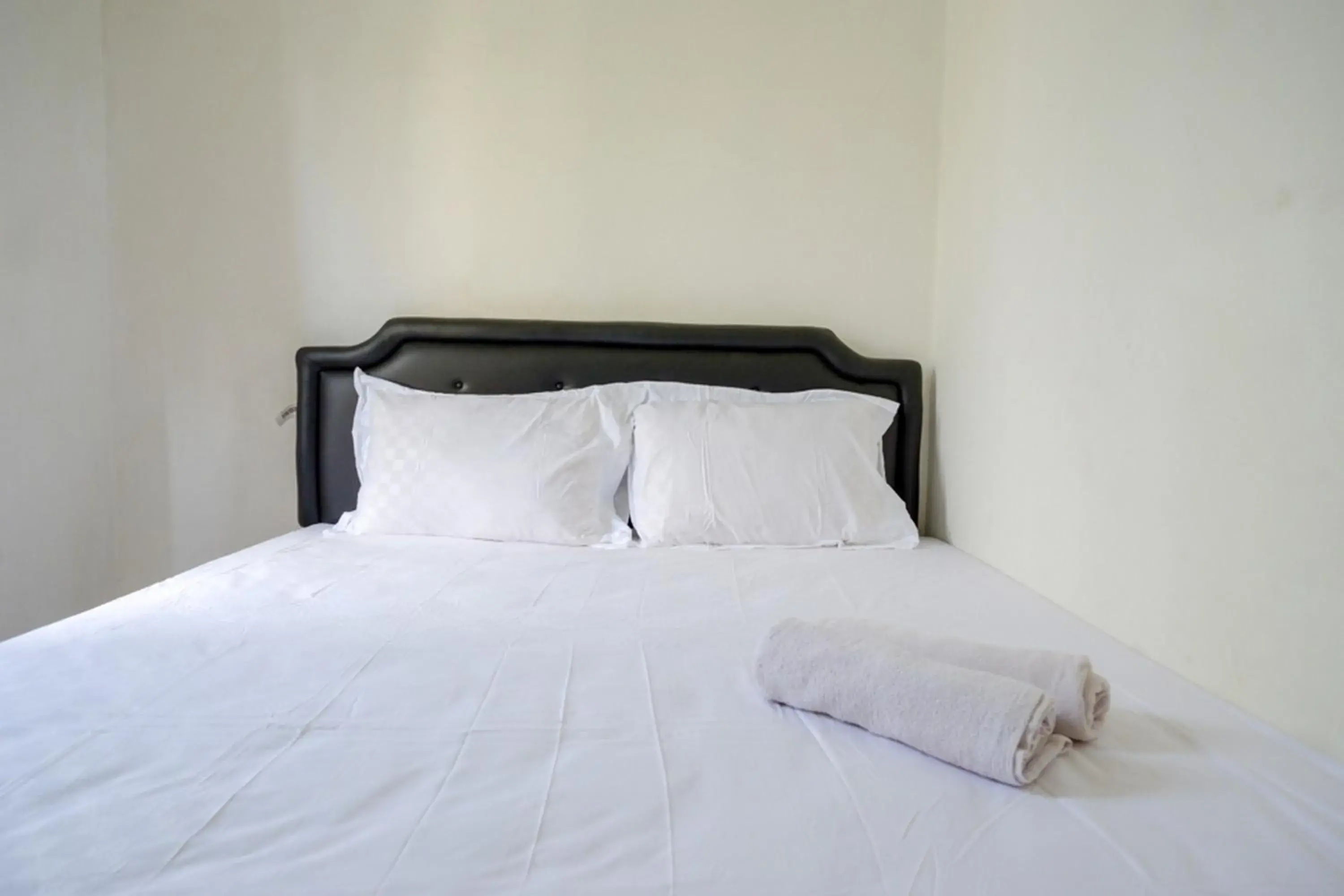 Property building, Bed in Pandawa Guest House At Ngaliyan Square Mitra RedDoorz Property building, Bed in Pandawa Guest House At Ngaliyan Square Mitra RedDoorz