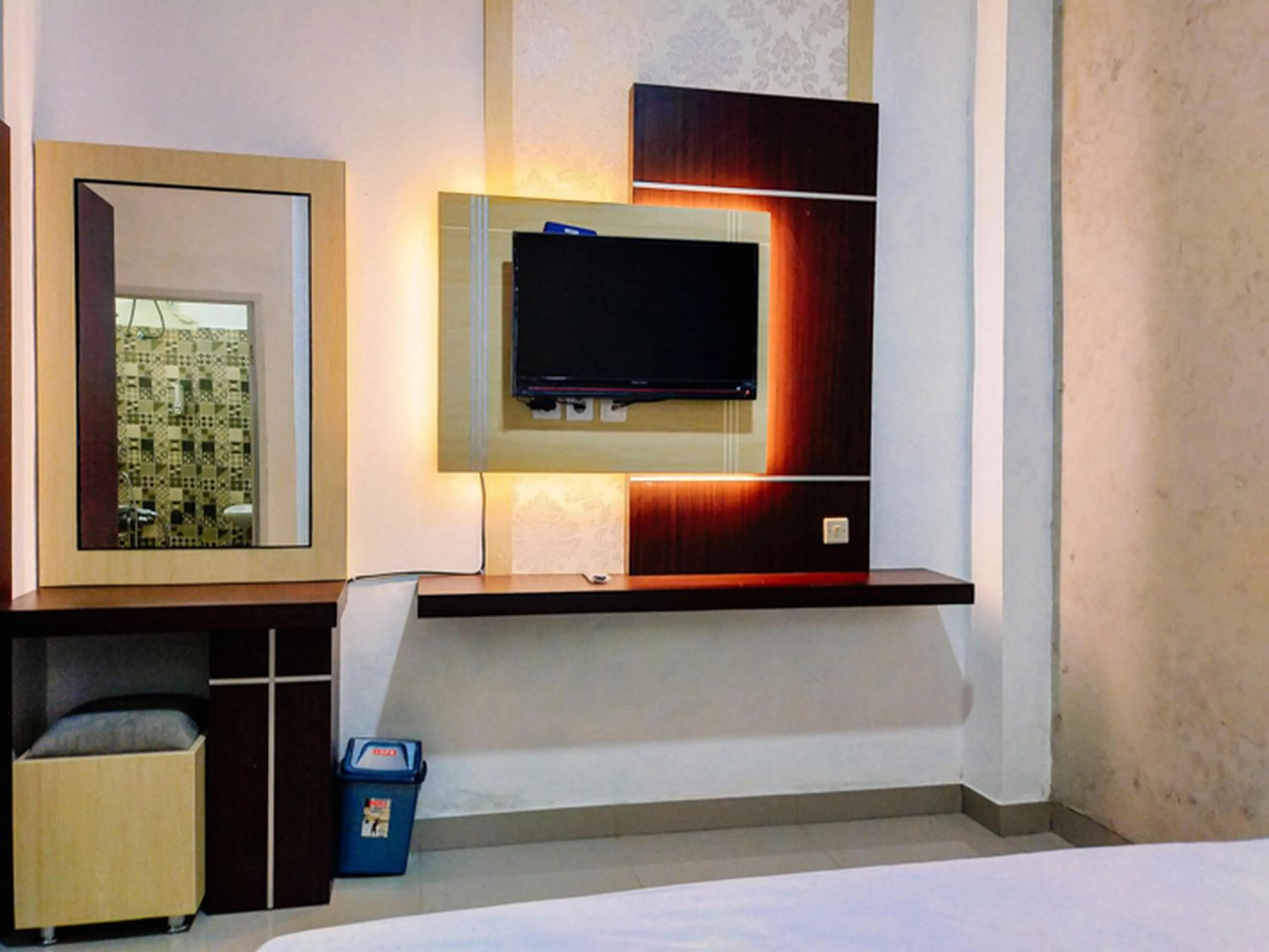 Property building, Bed in RedDoorz At Artomoro Guest House