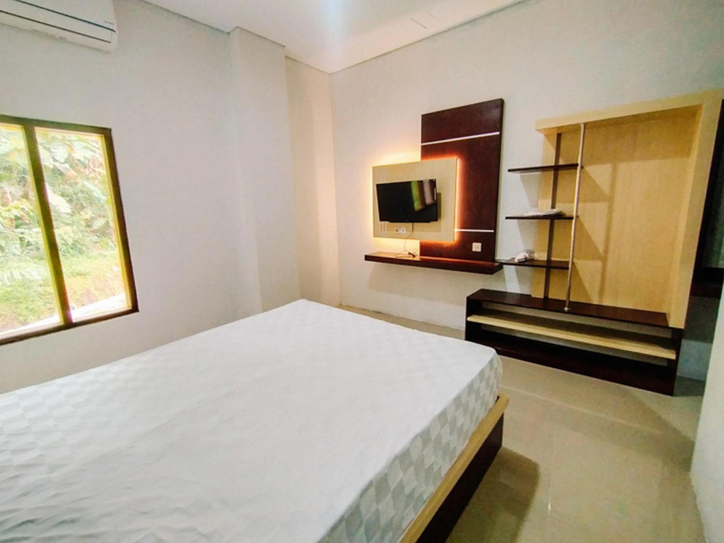 Property building, Bed in RedDoorz At Artomoro Guest House