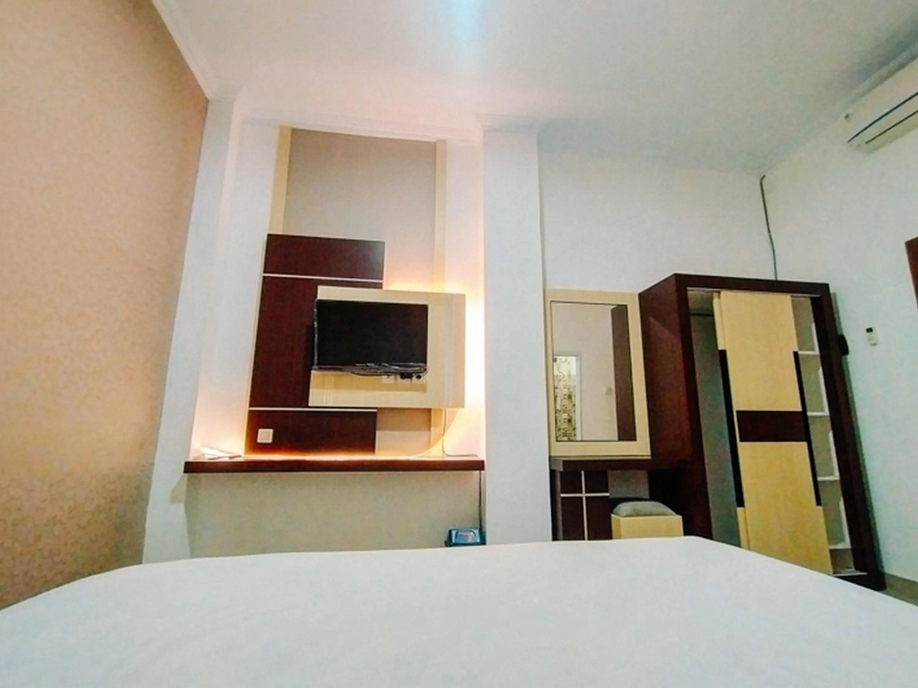 Property building, Bed in RedDoorz At Artomoro Guest House