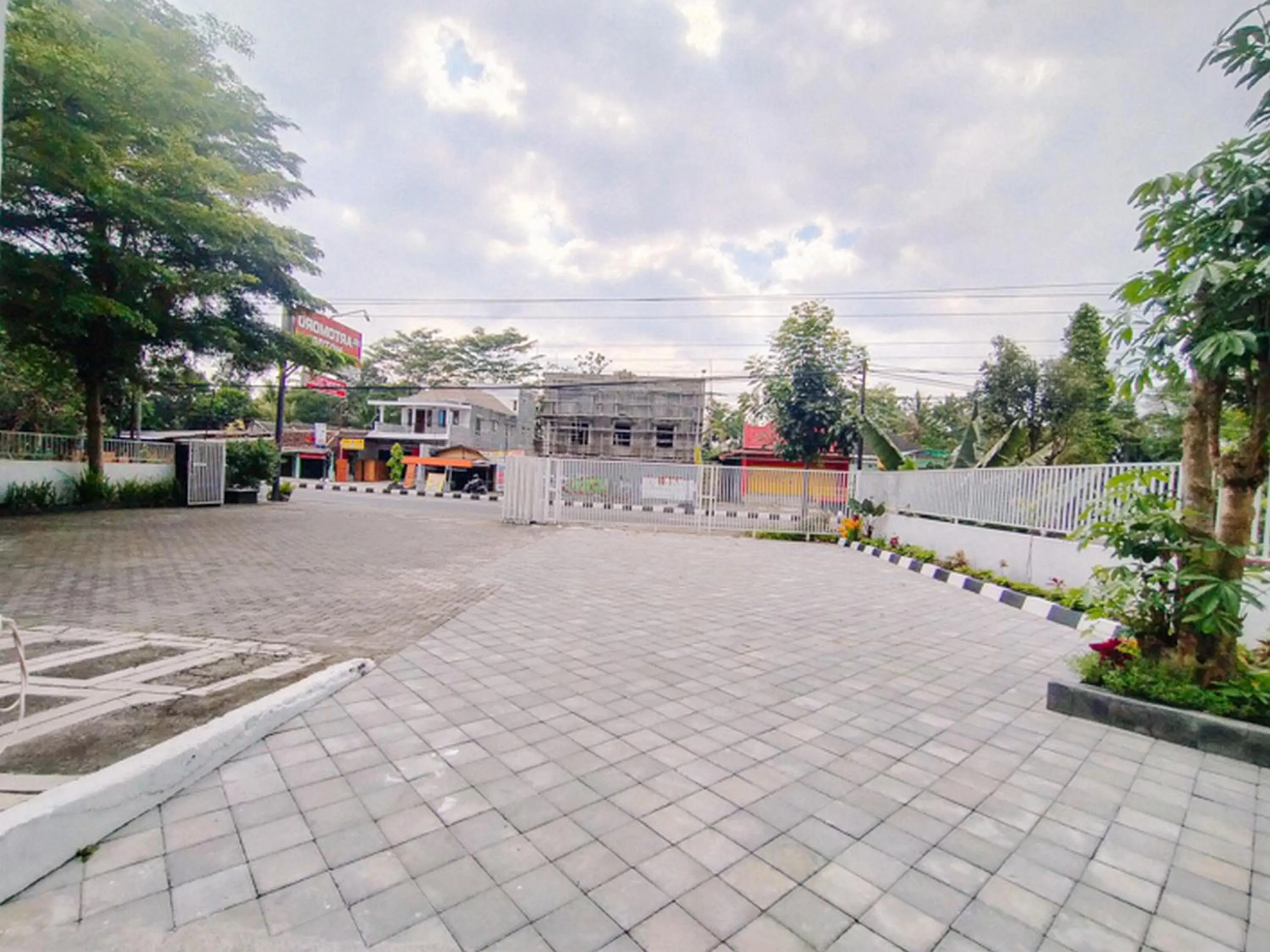 Property building in RedDoorz At Artomoro Guest House