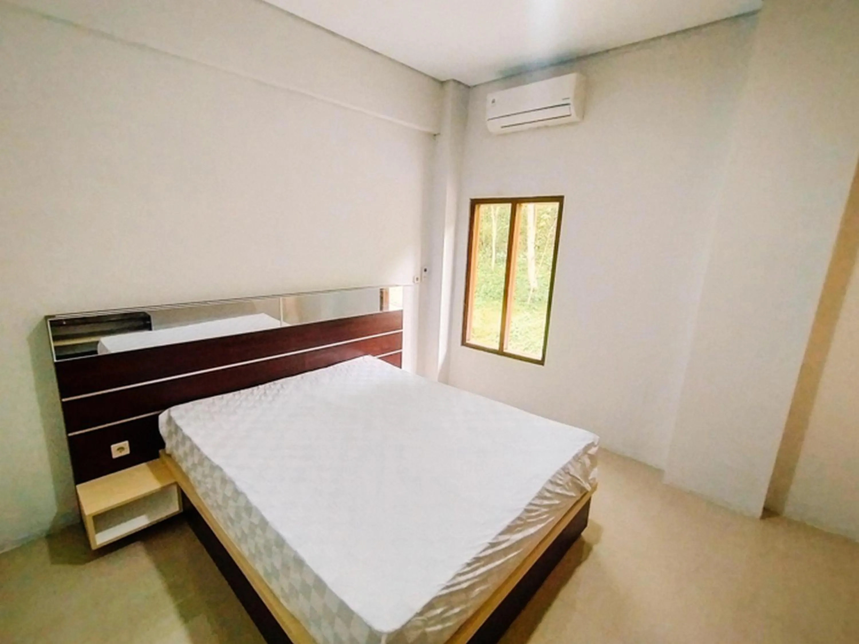 Property building, Bed in RedDoorz At Artomoro Guest House