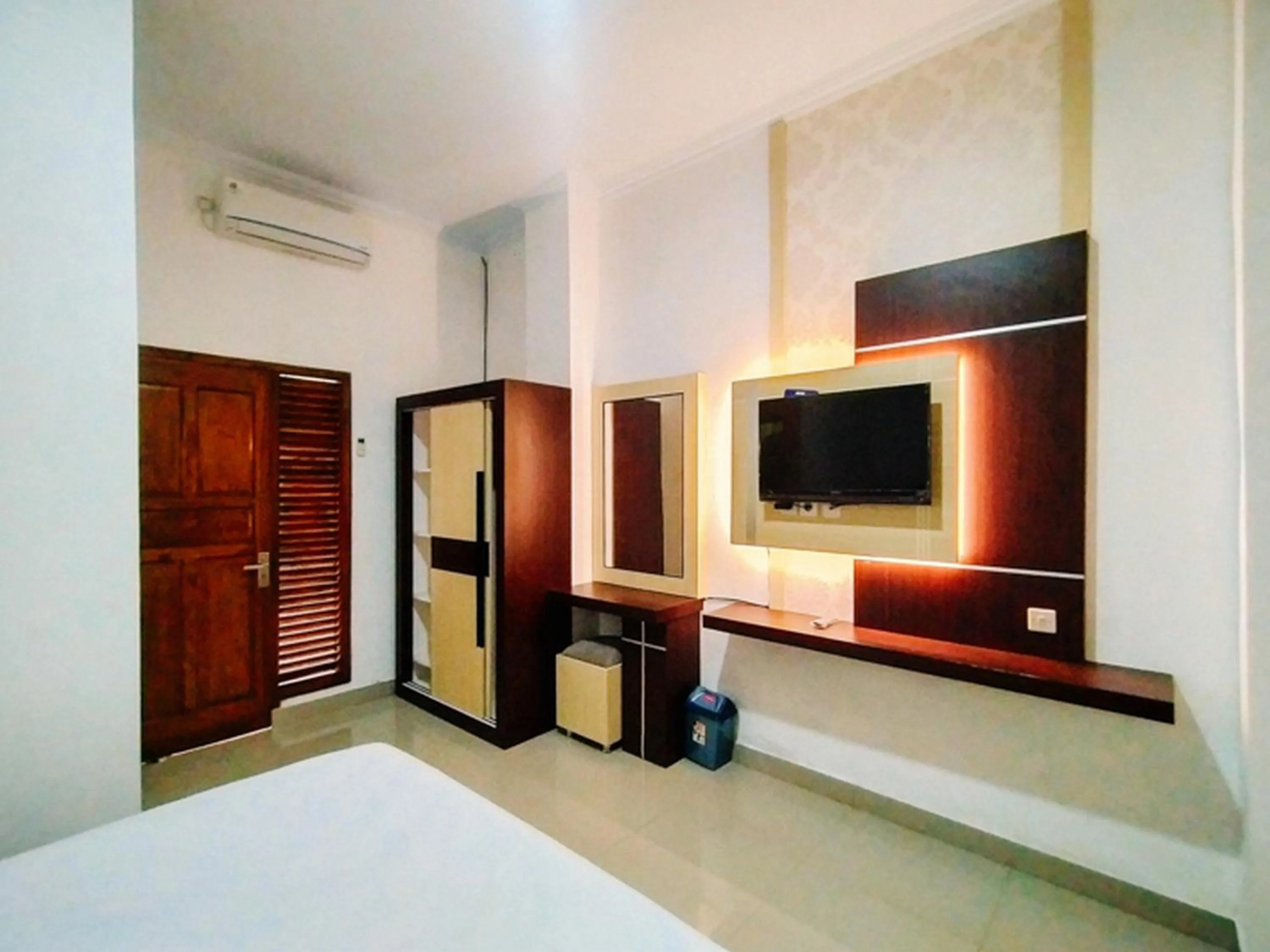 Property building, Bed in RedDoorz At Artomoro Guest House