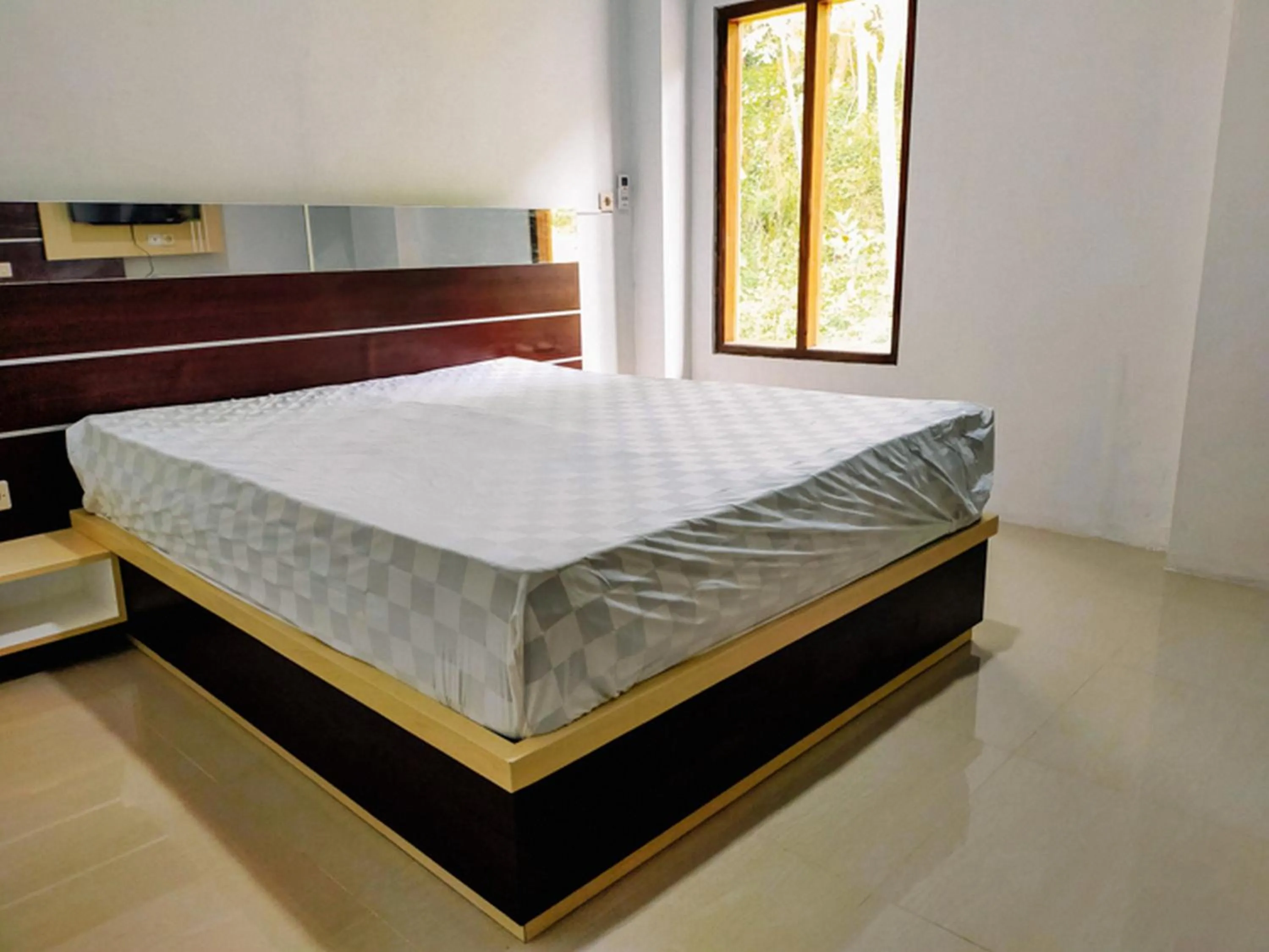 Property building, Bed in RedDoorz At Artomoro Guest House