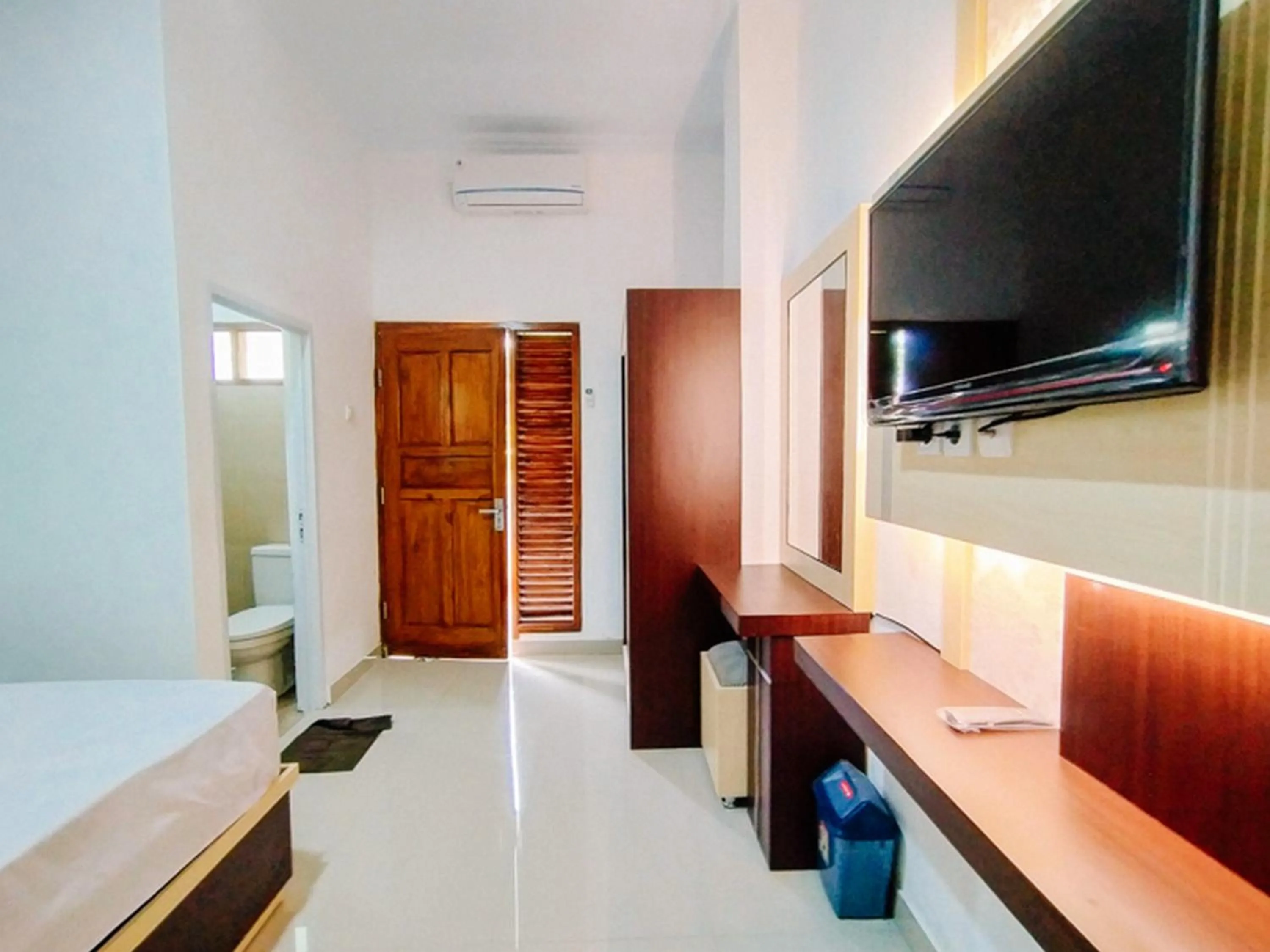 Property building, Bed in RedDoorz At Artomoro Guest House