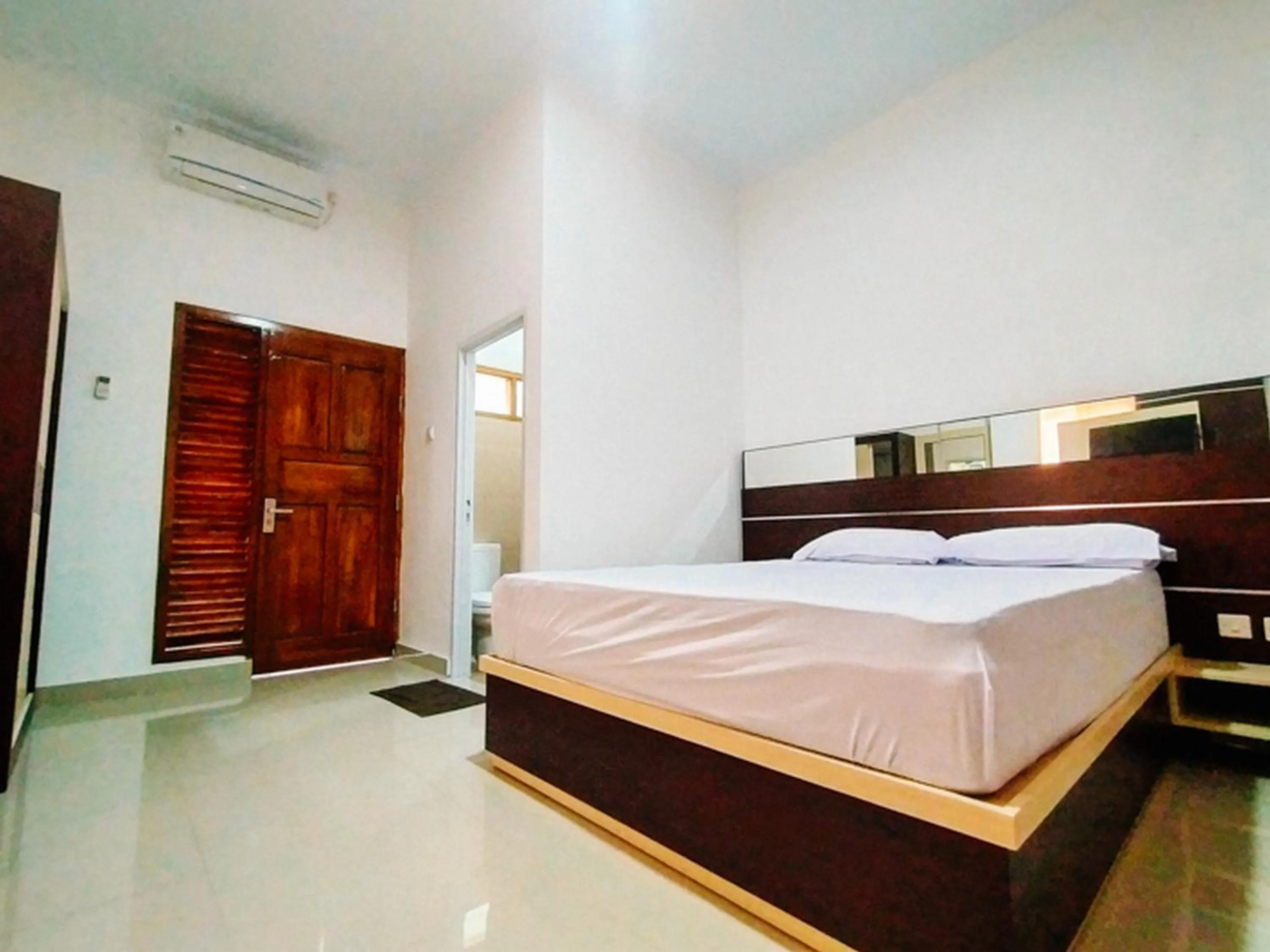 Property building, Bed in RedDoorz At Artomoro Guest House