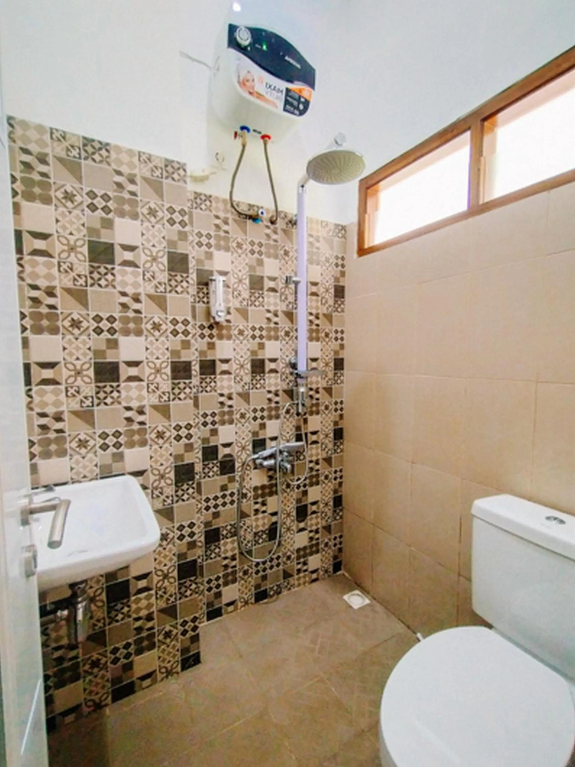 Bathroom in RedDoorz At Artomoro Guest House