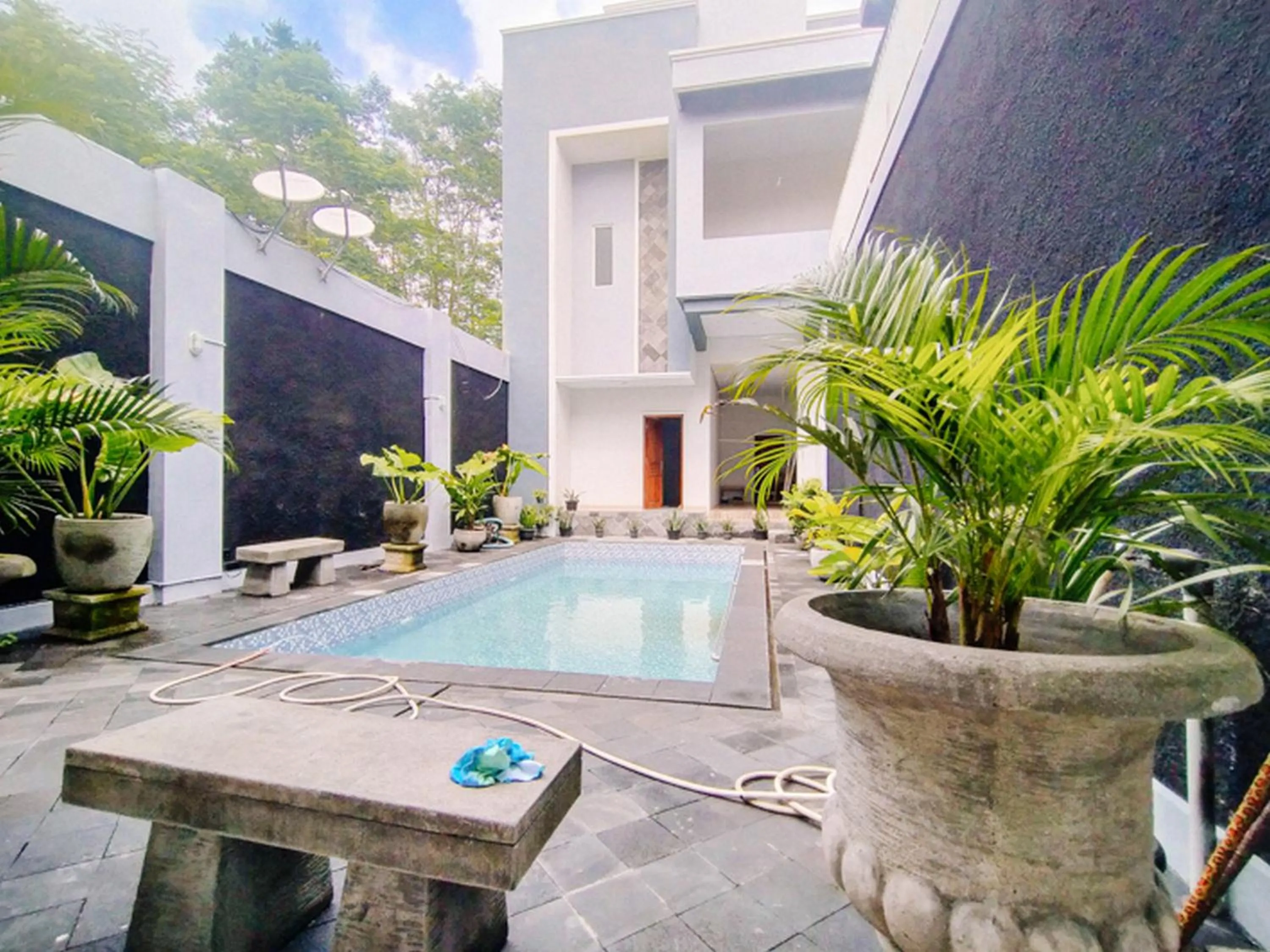 Property building in RedDoorz At Artomoro Guest House