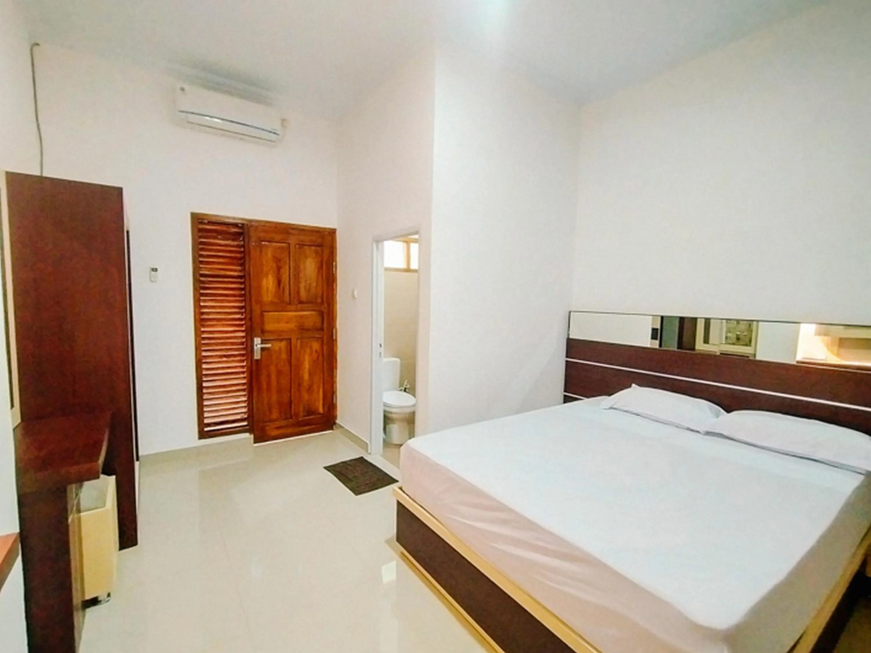 Property building, Bed in RedDoorz At Artomoro Guest House