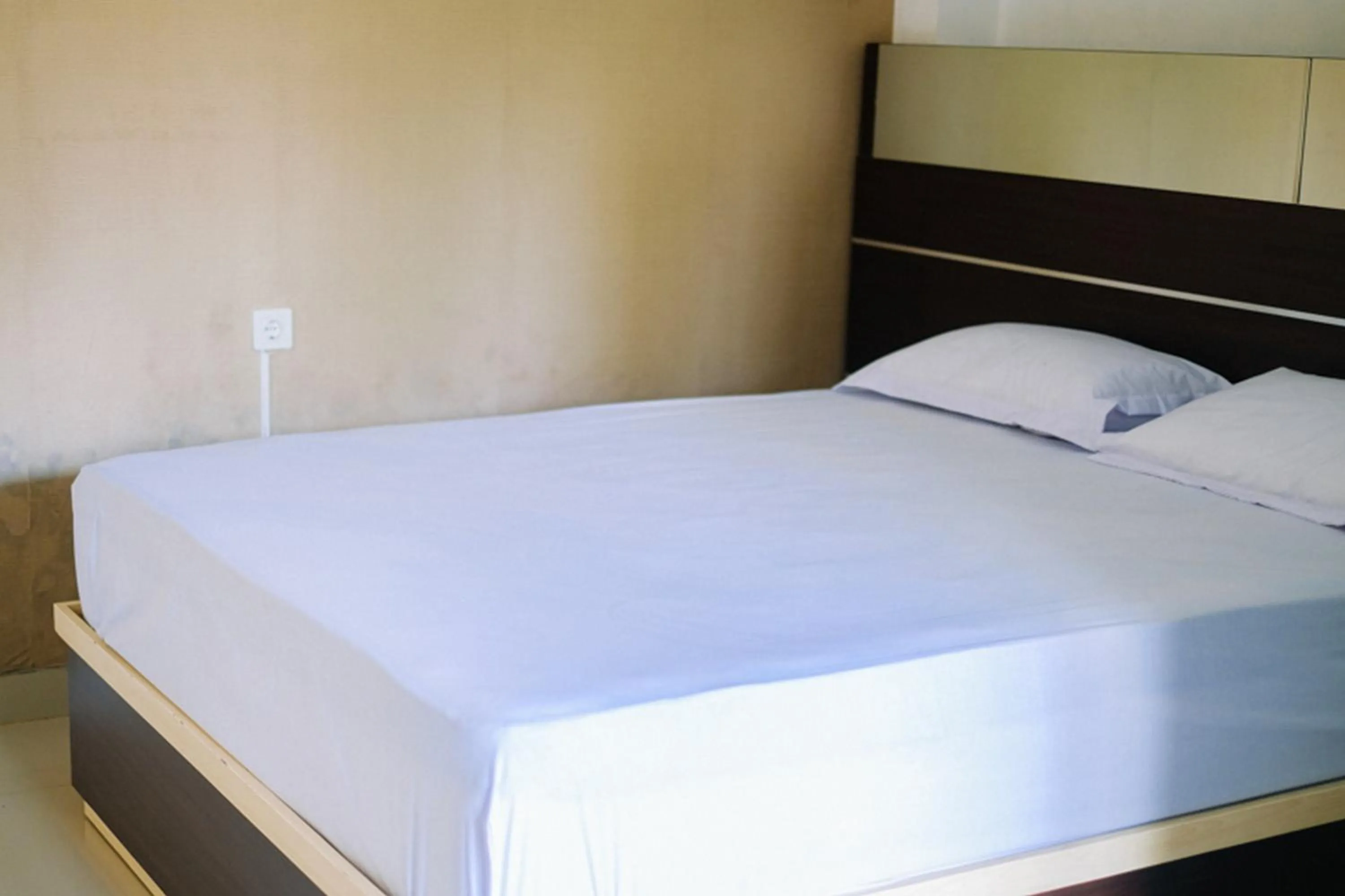 Property building, Bed in RedDoorz At Artomoro Guest House