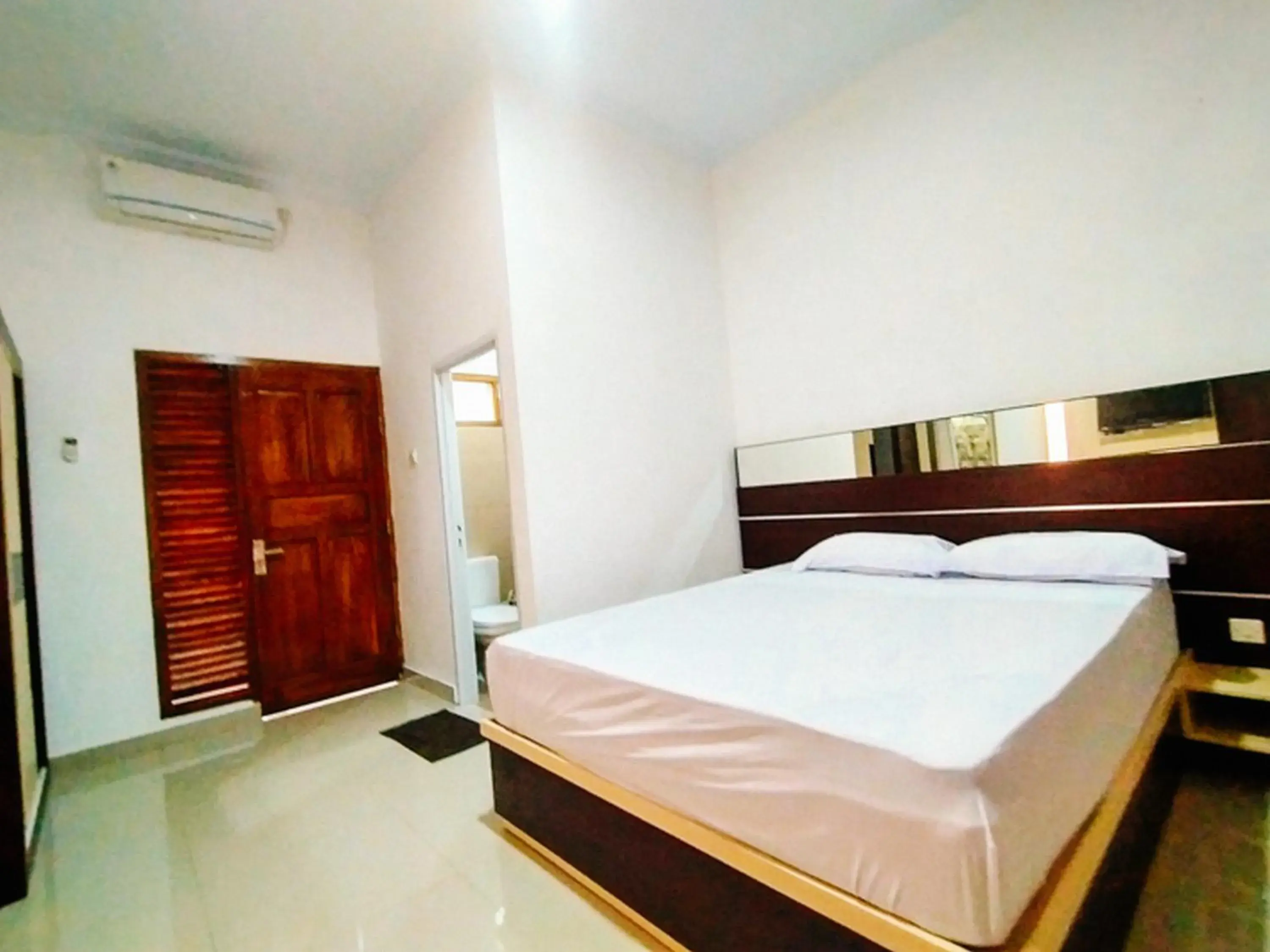 Standard Room in RedDoorz At Artomoro Guest House Standard Room in RedDoorz At Artomoro Guest House