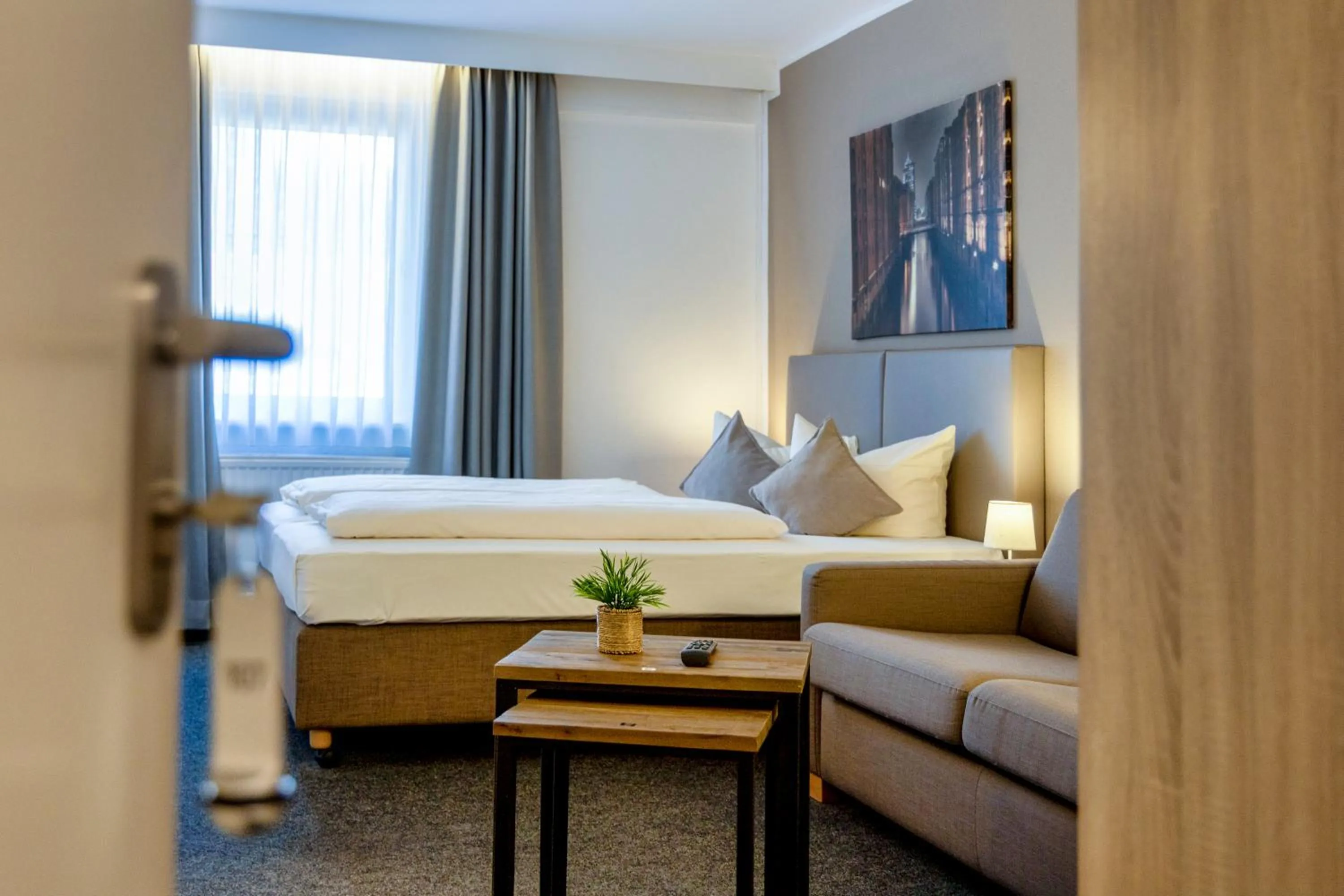 Living room, Bed in Auto-Parkhotel Hamburg St Pauli