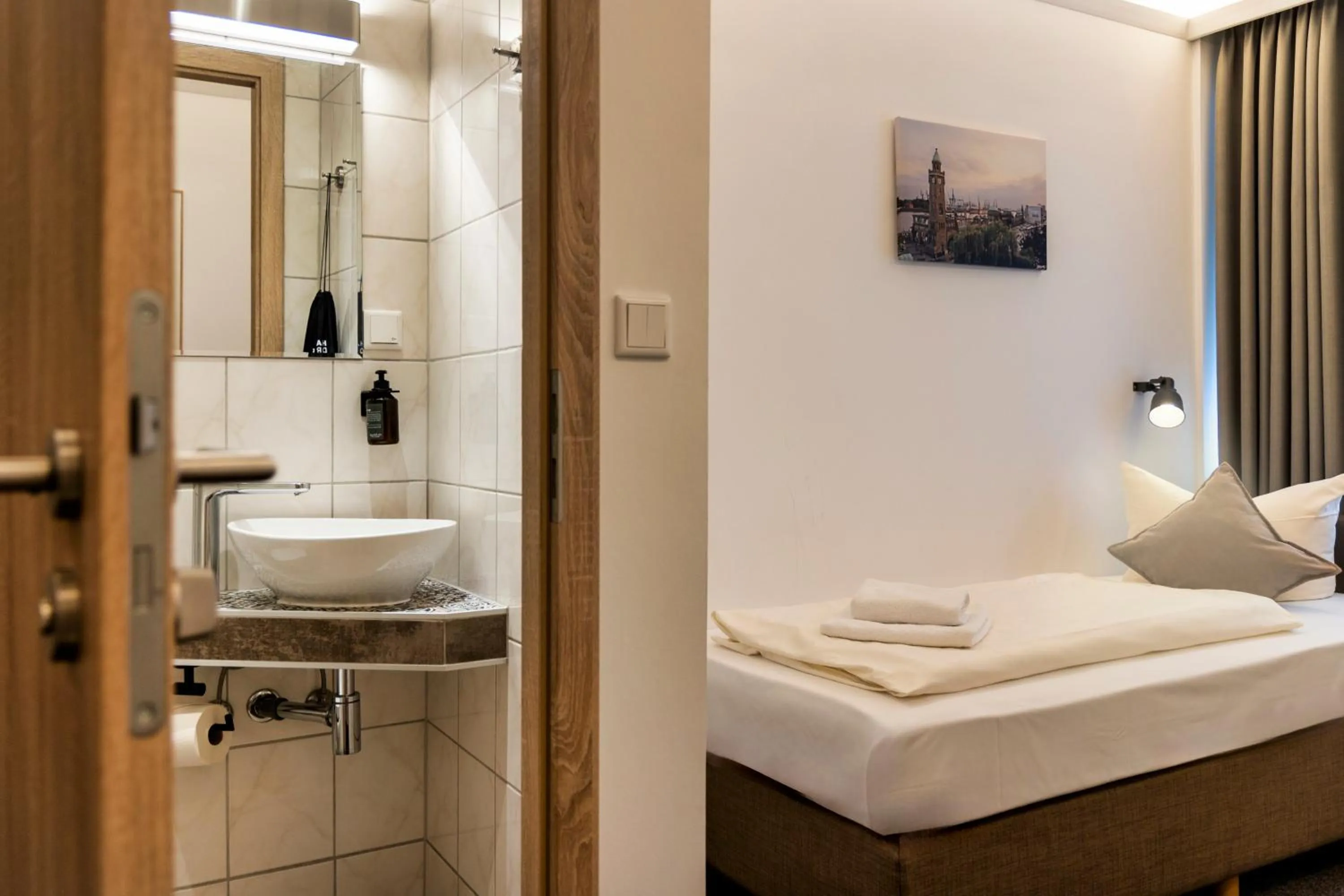 Bathroom, Bed in Auto-Parkhotel Hamburg St Pauli