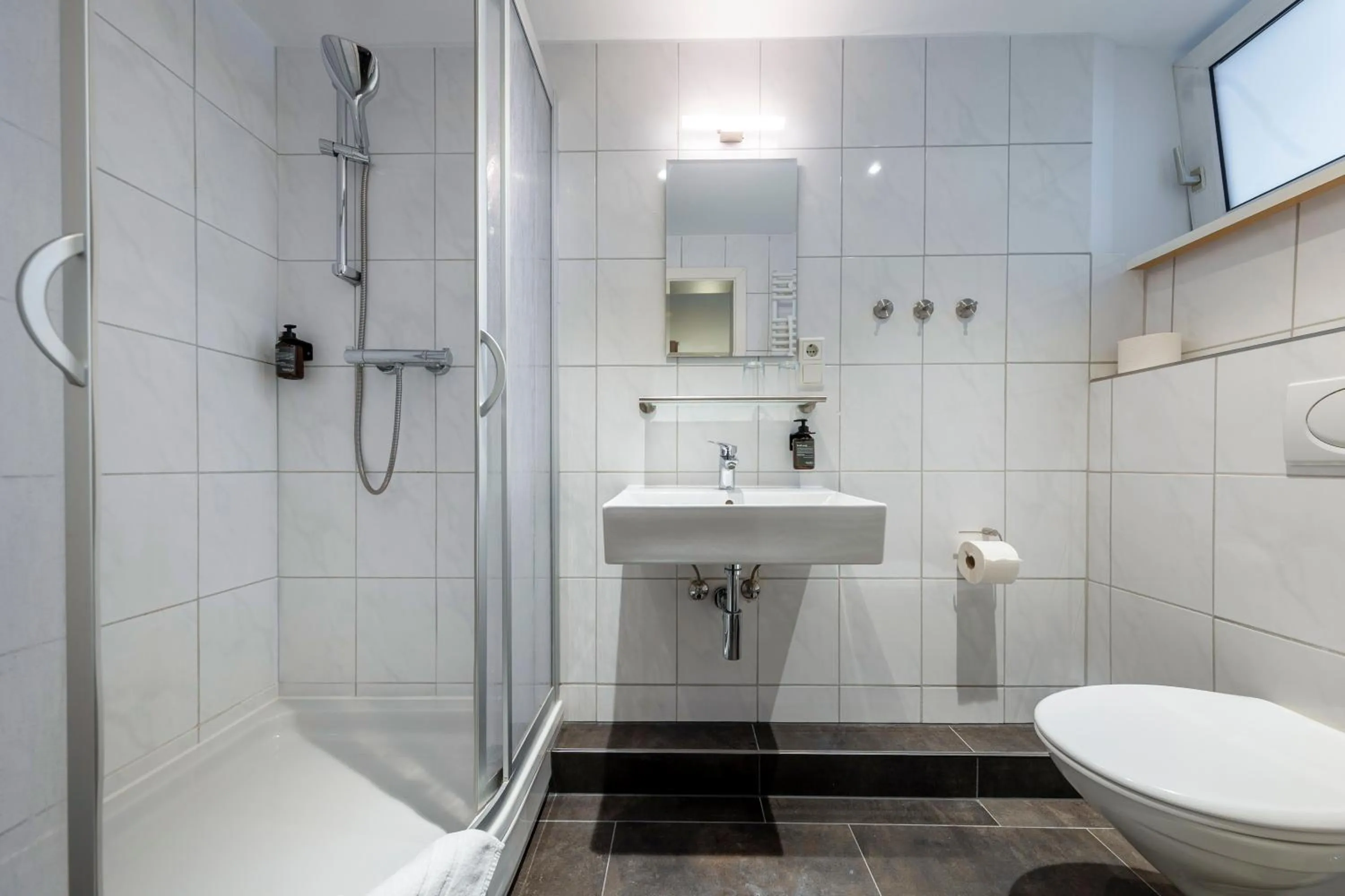 Toilet in Auto-Parkhotel Hamburg St Pauli