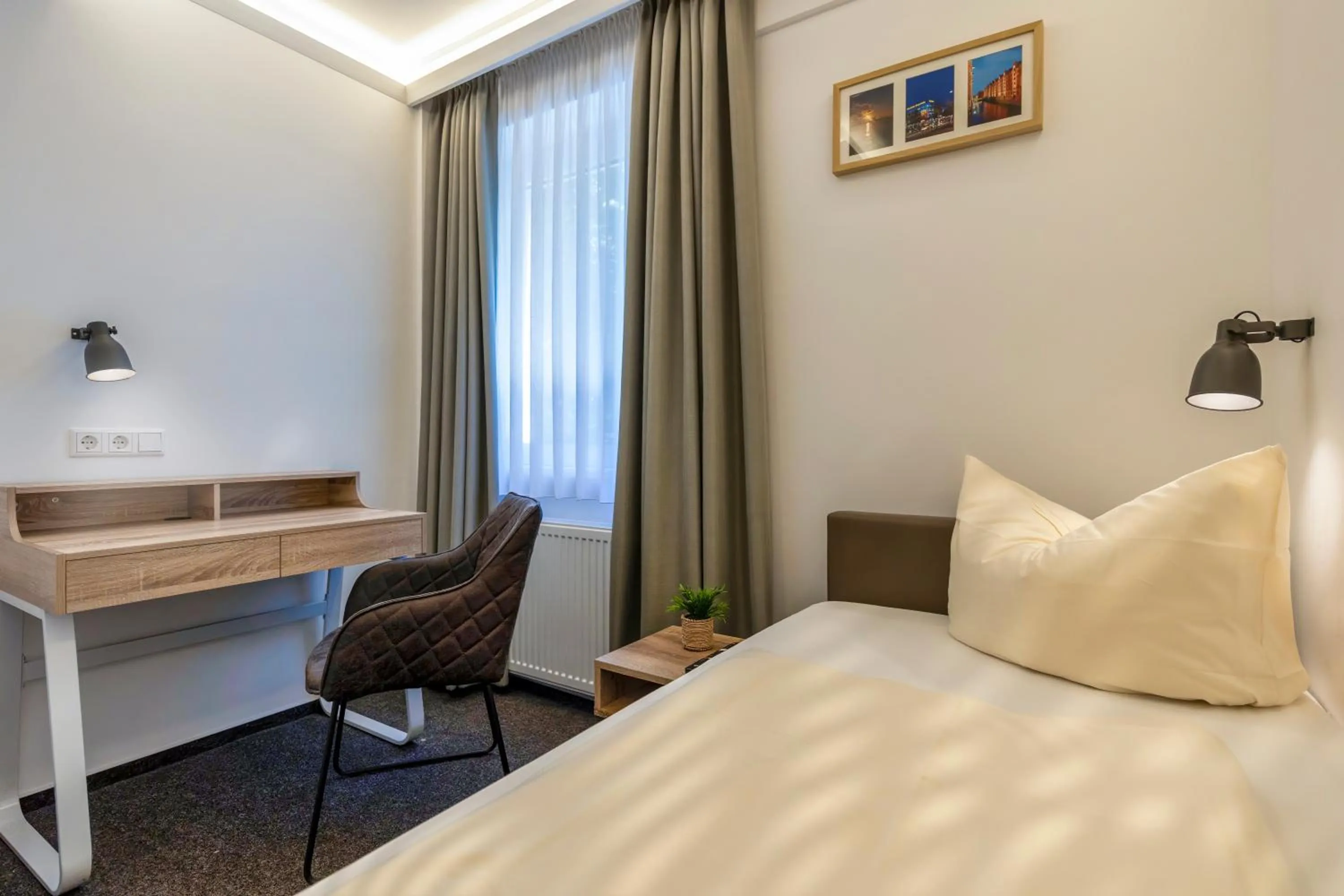 Living room, Bed in Auto-Parkhotel Hamburg St Pauli