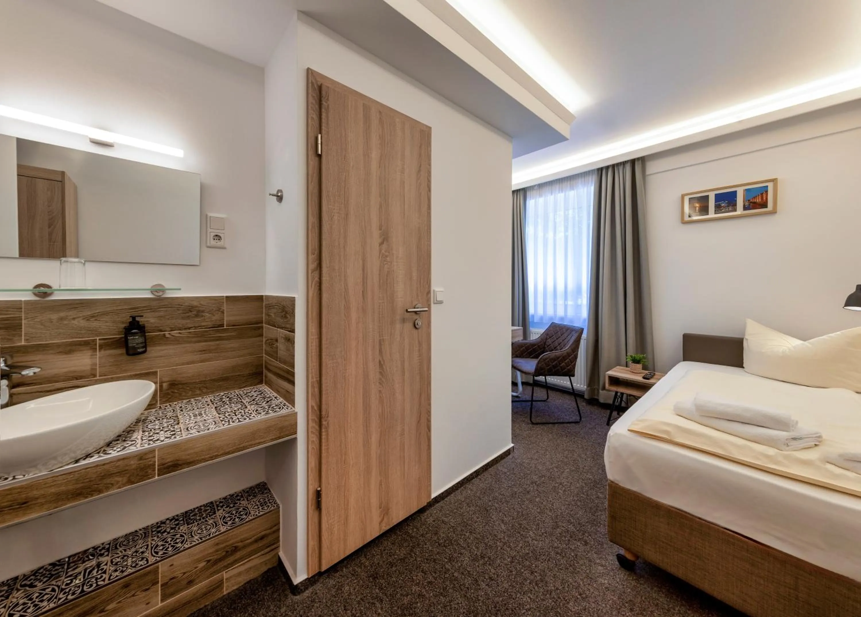 Living room, Bed in Auto-Parkhotel Hamburg St Pauli