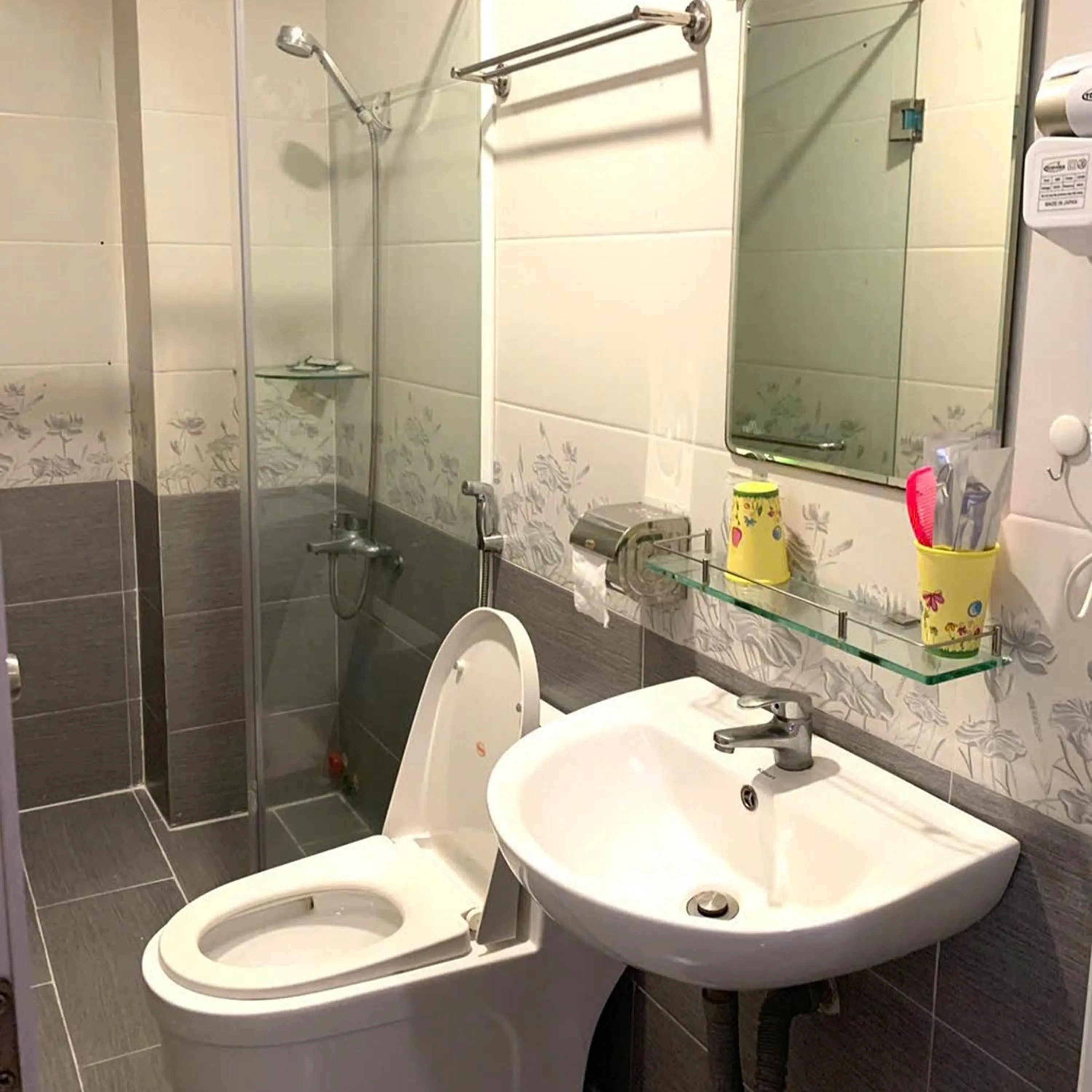 Bathroom in Hoang Yen Nhi Hotel