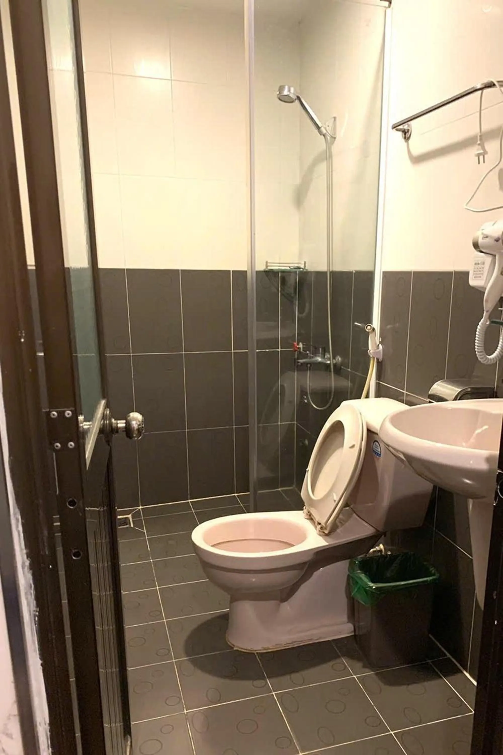 Bathroom in Hoang Yen Nhi Hotel