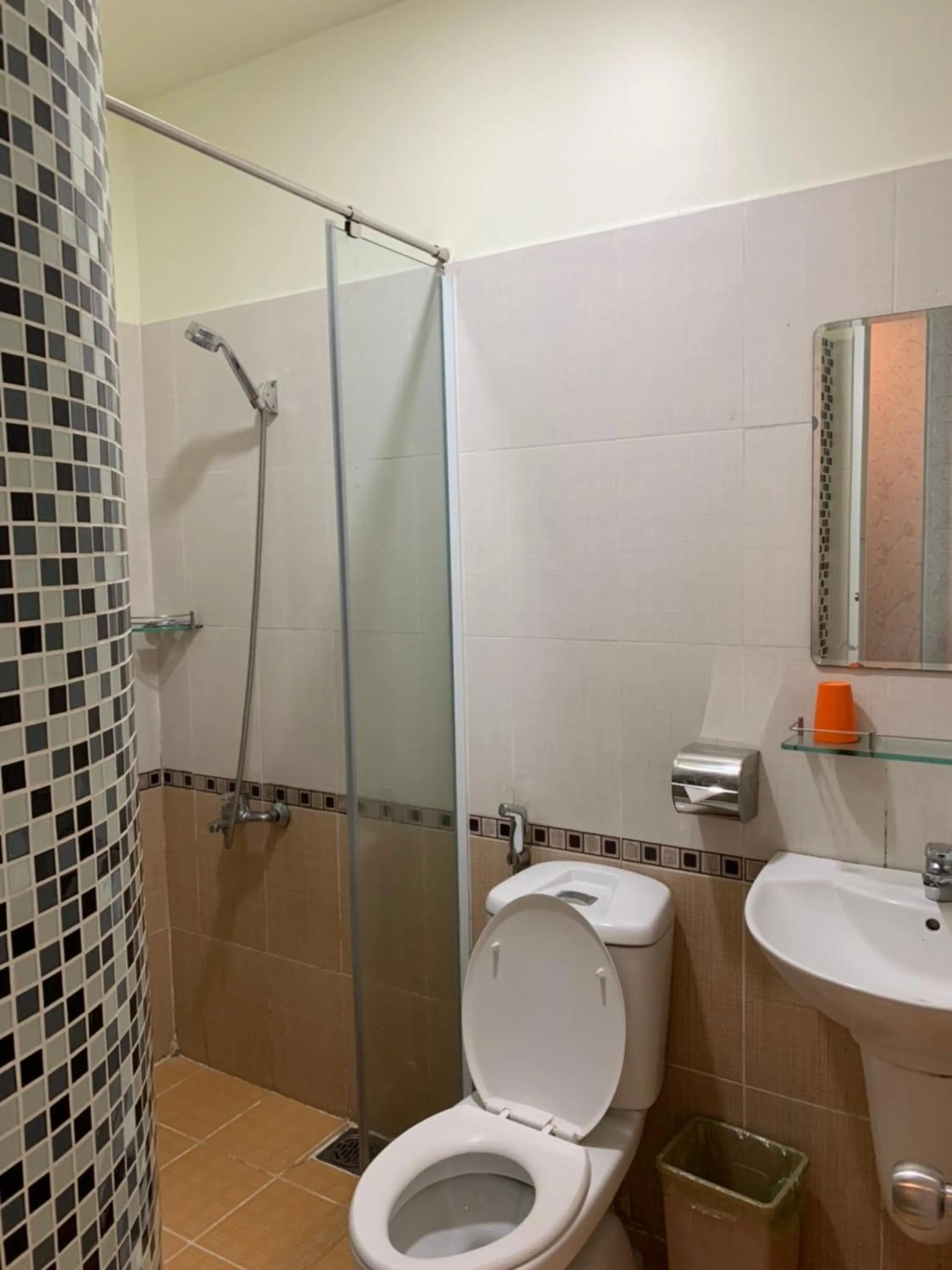 Bathroom in Hoang Yen Nhi Hotel