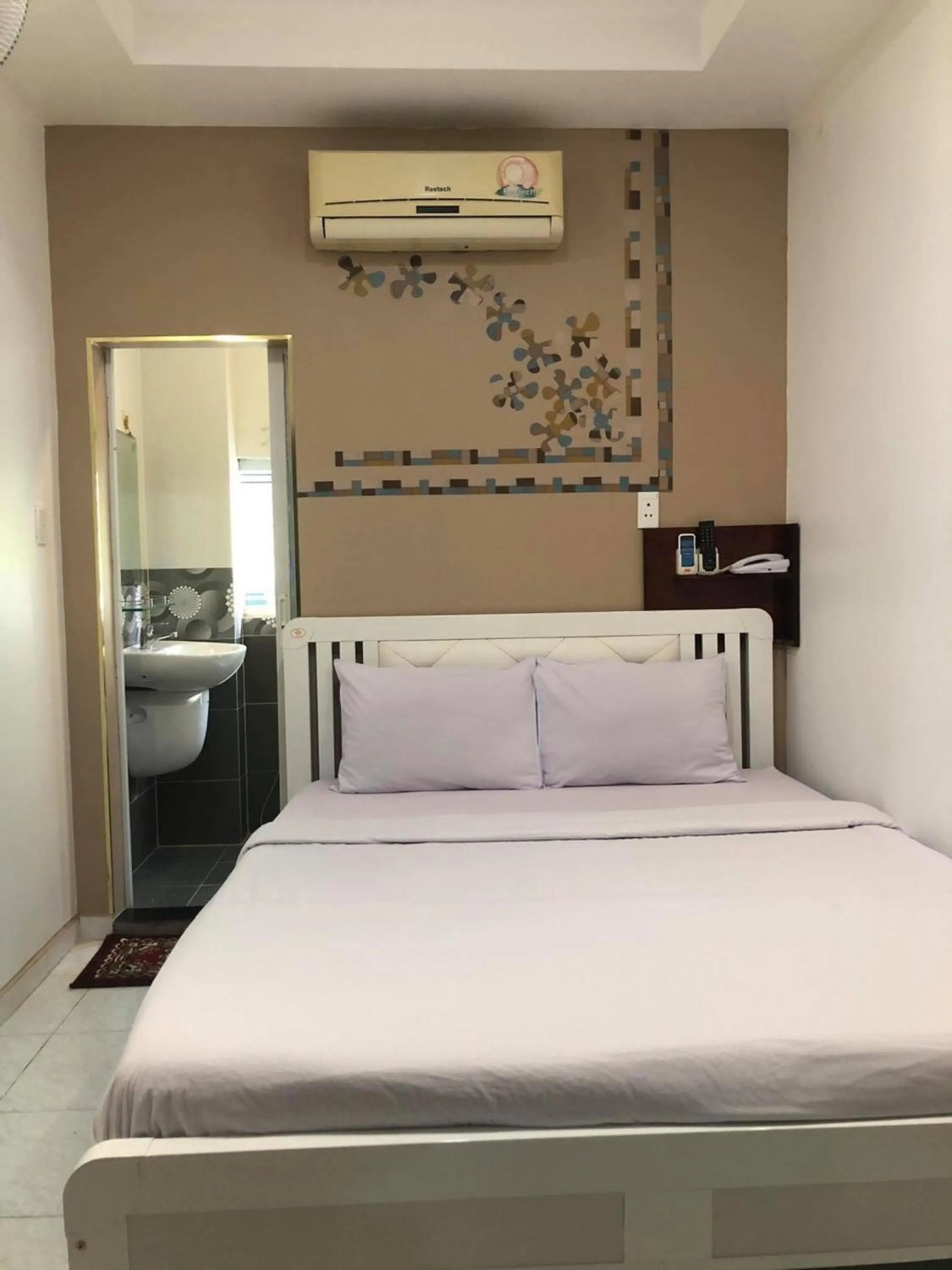 Bed in Hoang Yen Nhi Hotel