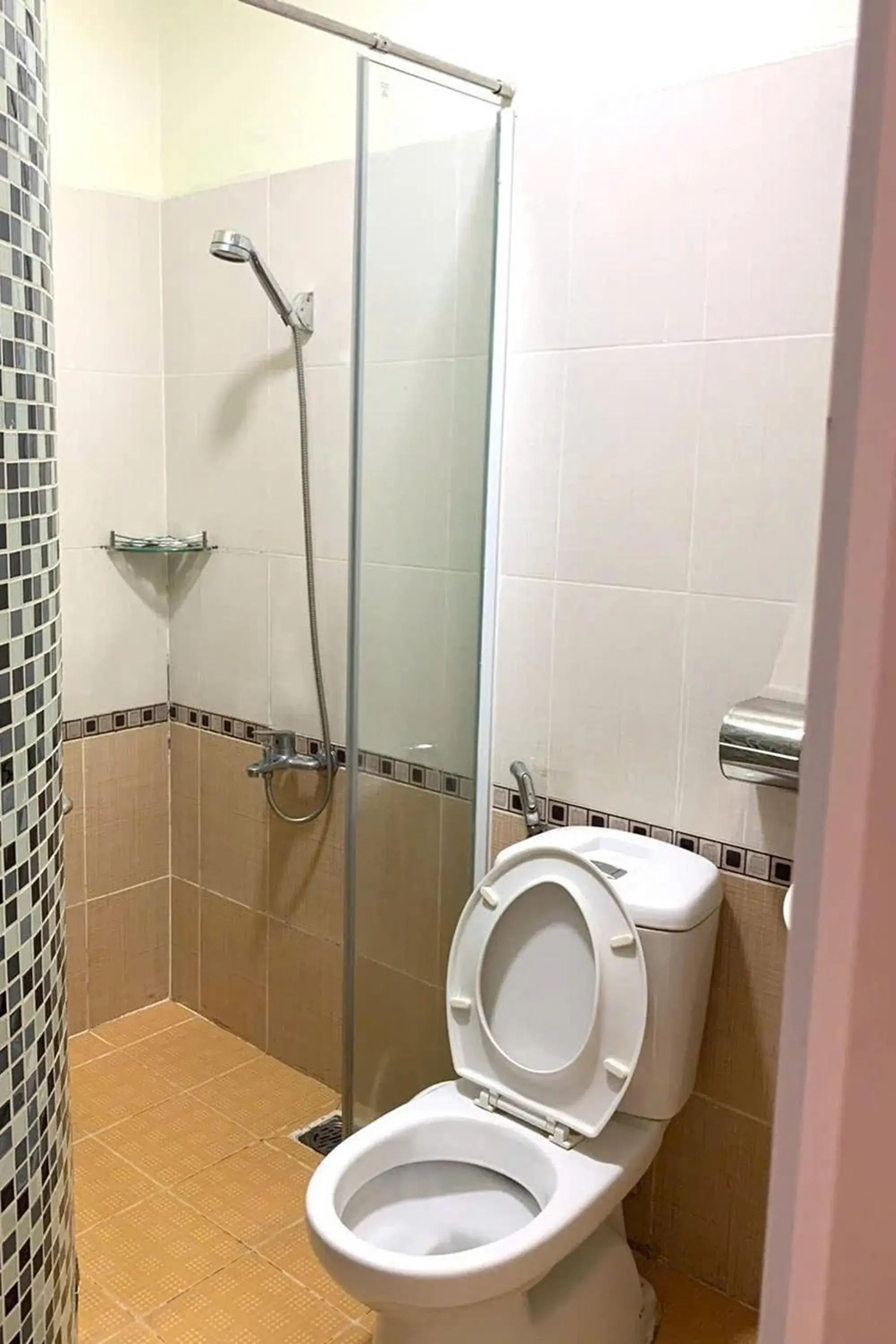 Shower in Hoang Yen Nhi Hotel Shower in Hoang Yen Nhi Hotel