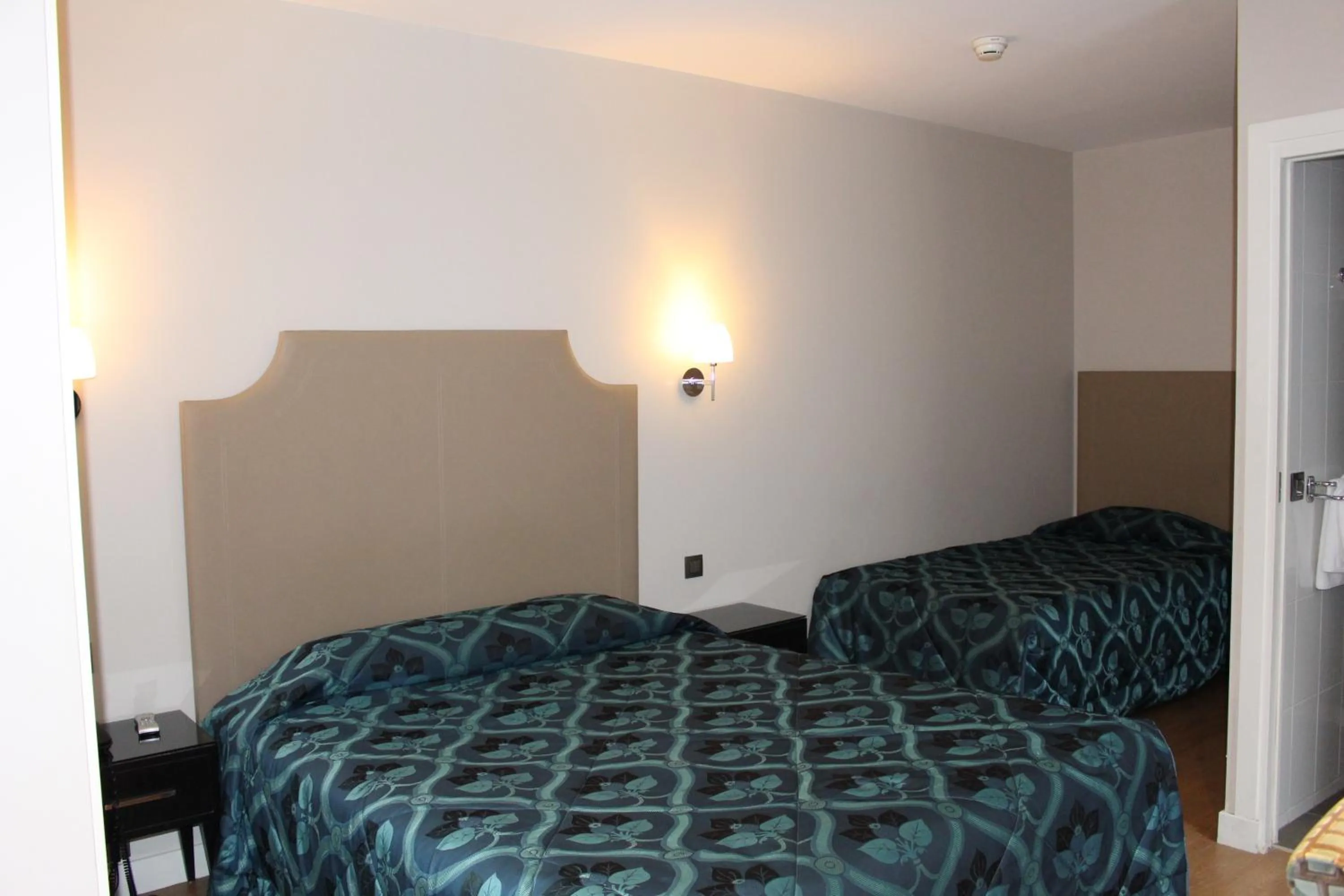 Photo of the whole room, Bed in Hotel Montpensier