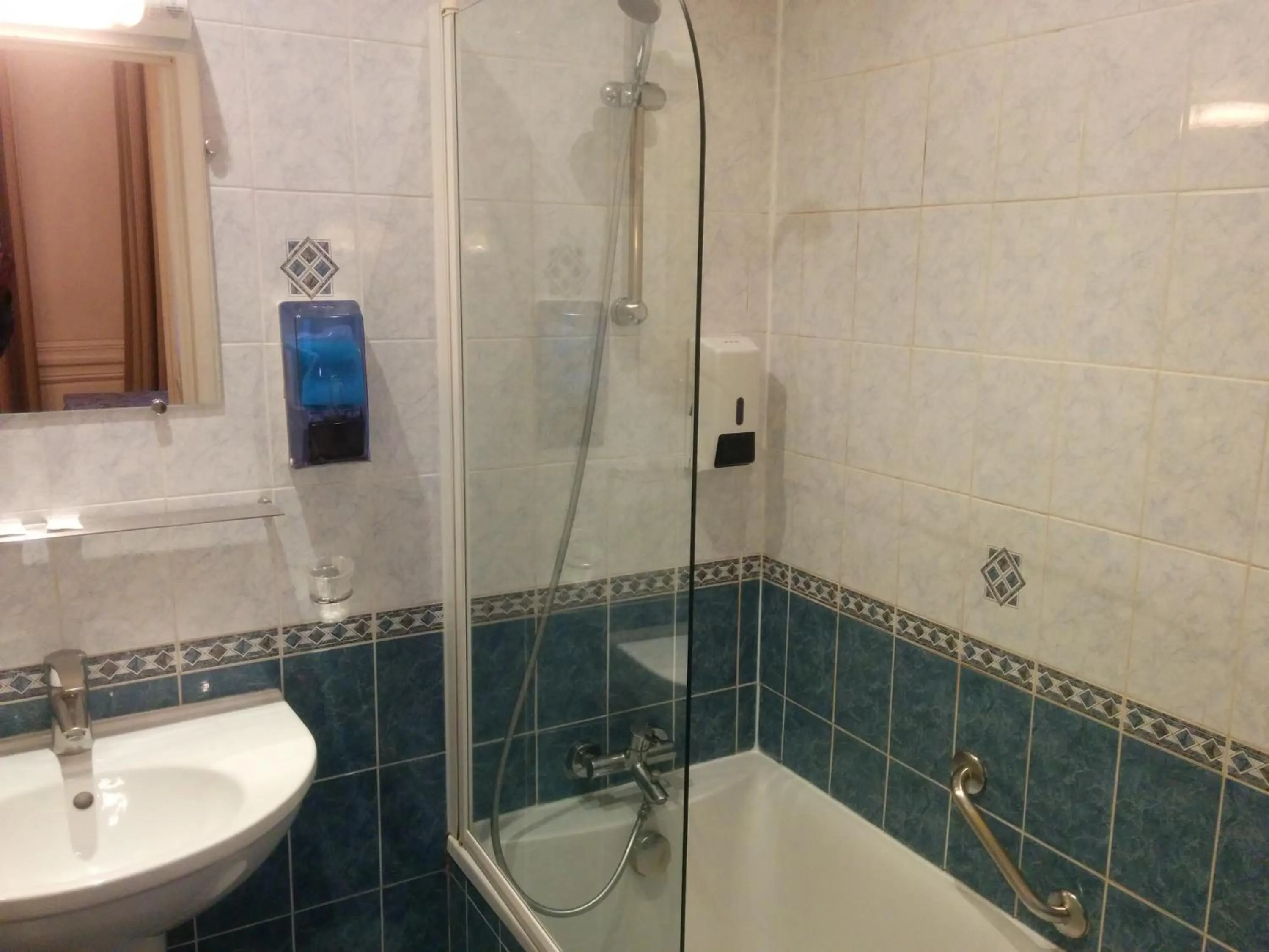 Bathroom in Hotel Montpensier