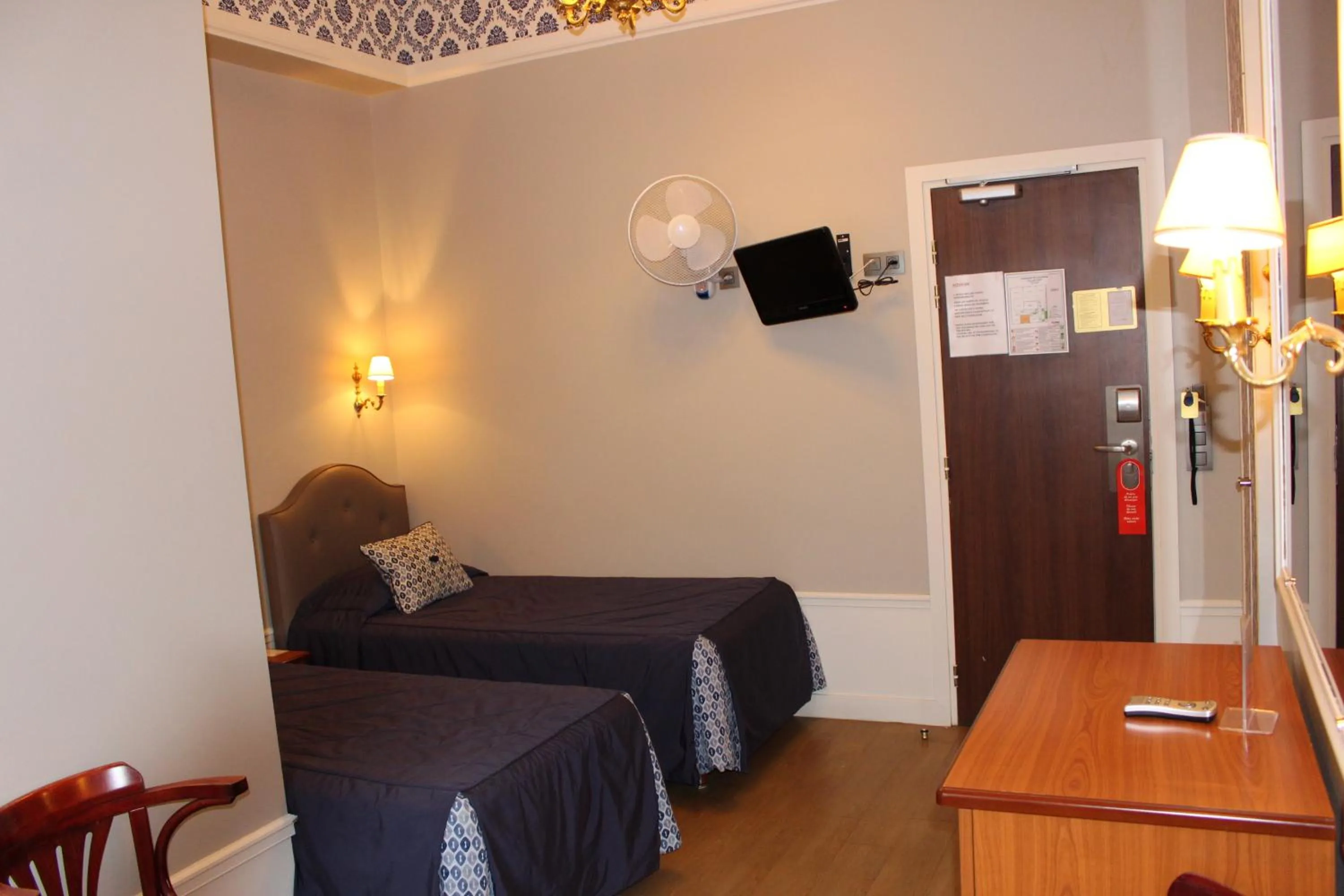 Photo of the whole room, Bed in Hotel Montpensier