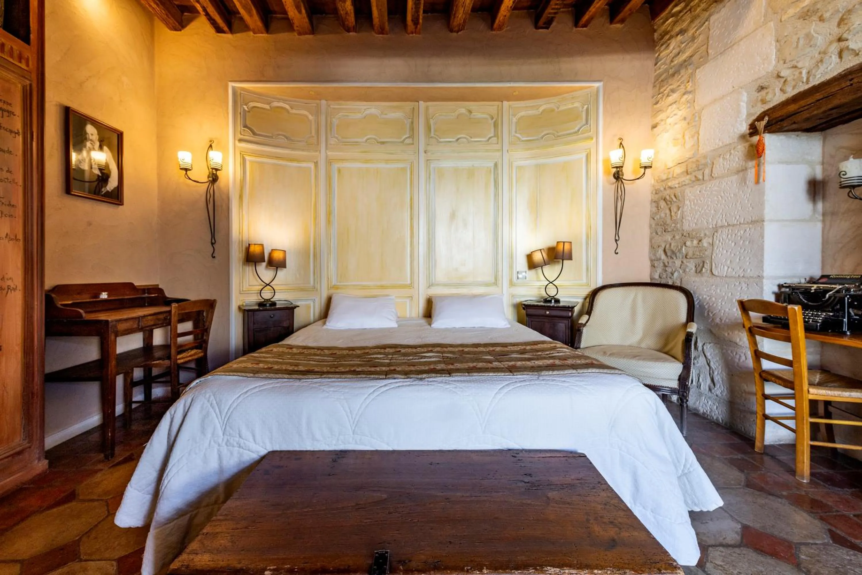 Bed in Hôtel De La Beursaudiere