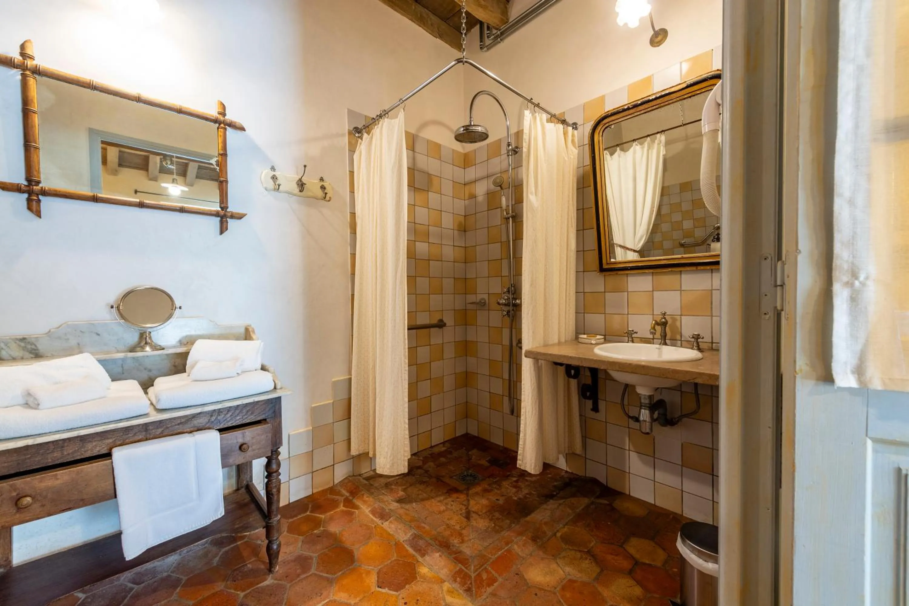 Shower in Hôtel De La Beursaudiere