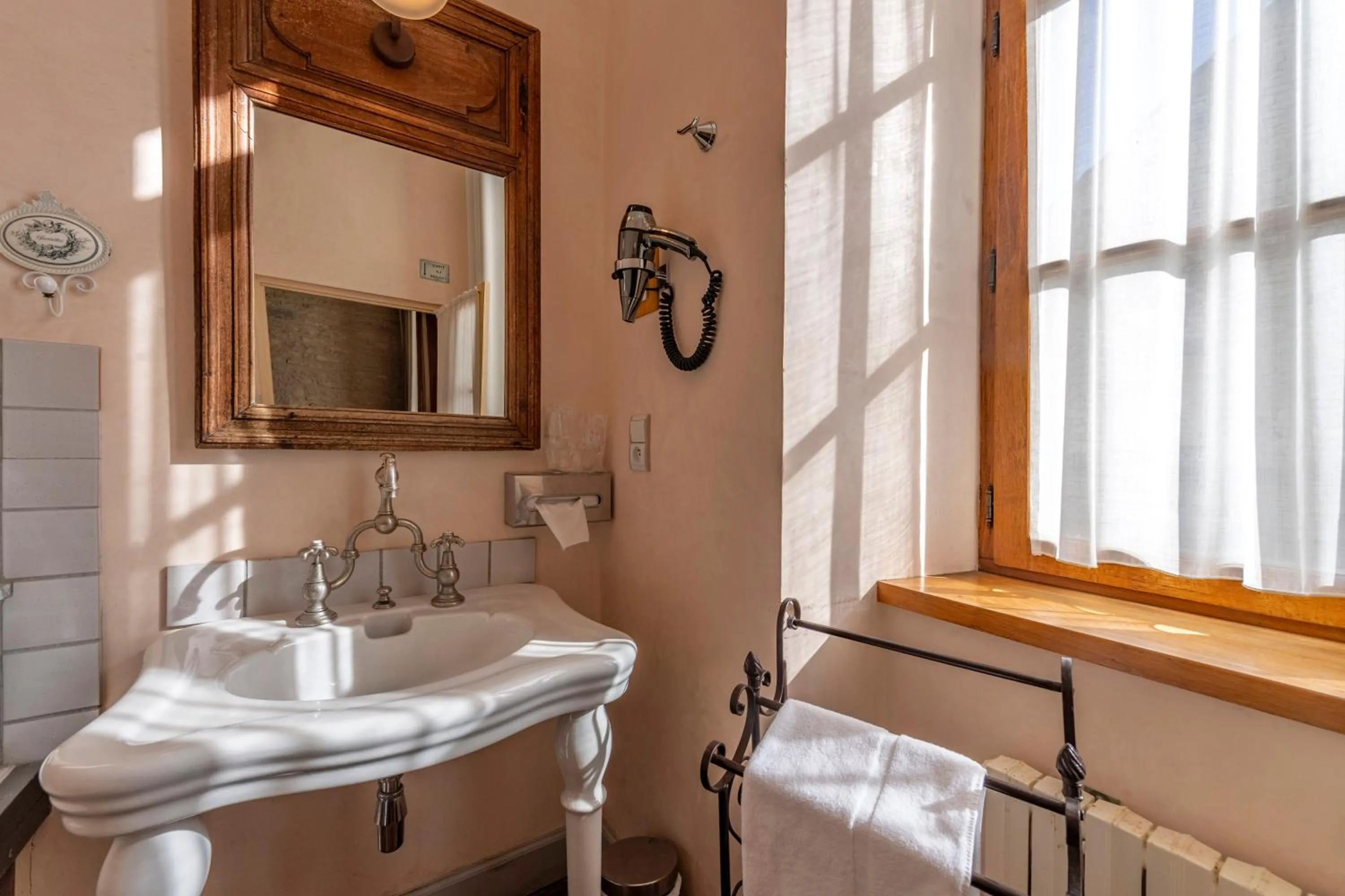 Bathroom in Hôtel De La Beursaudiere