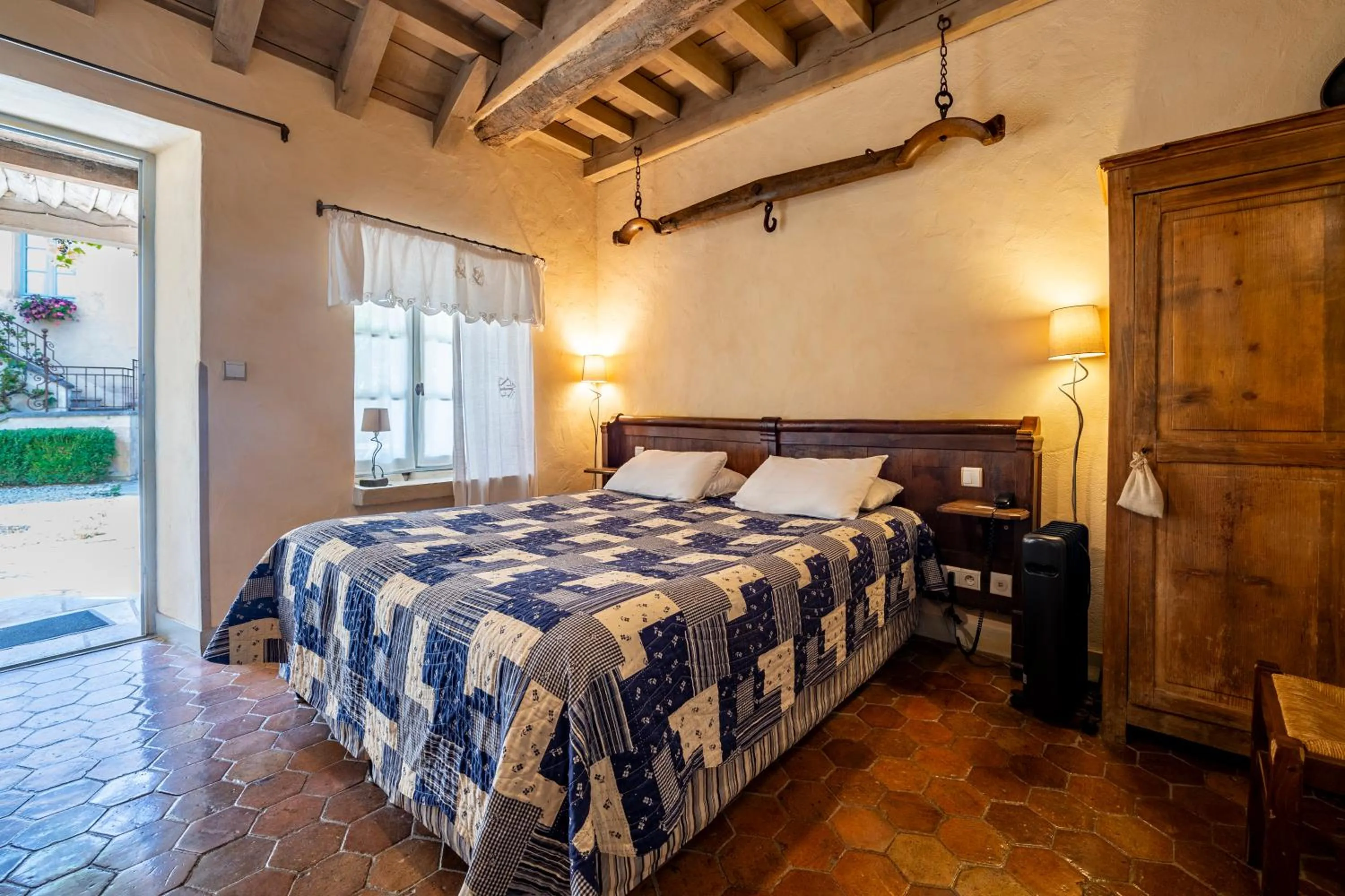 Bed in Hôtel De La Beursaudiere