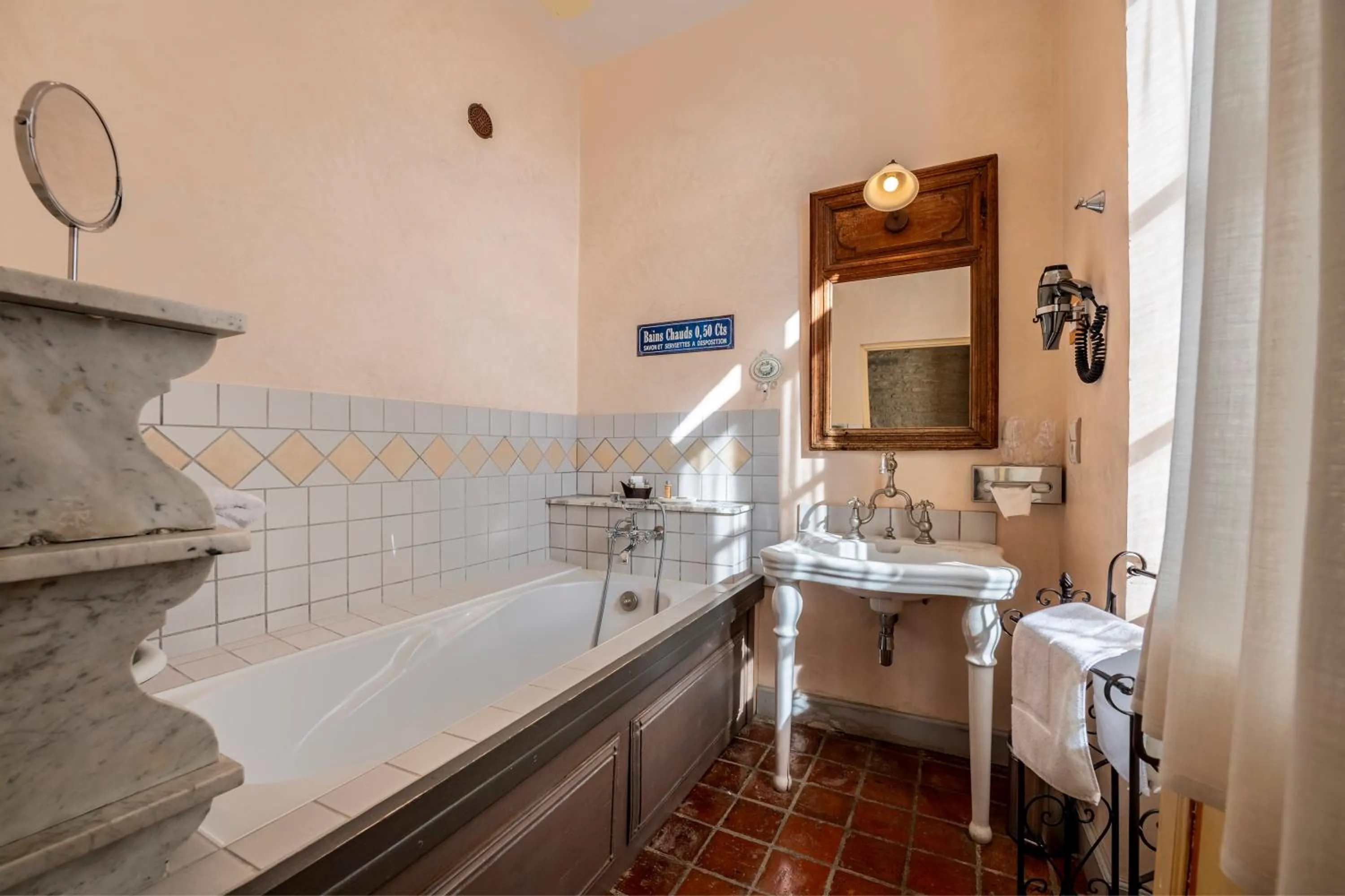 Bathroom in Hôtel De La Beursaudiere