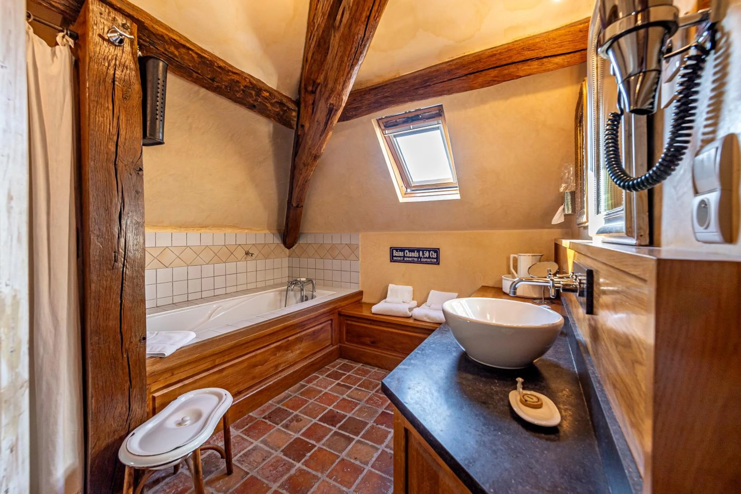 Bathroom in Hôtel De La Beursaudiere