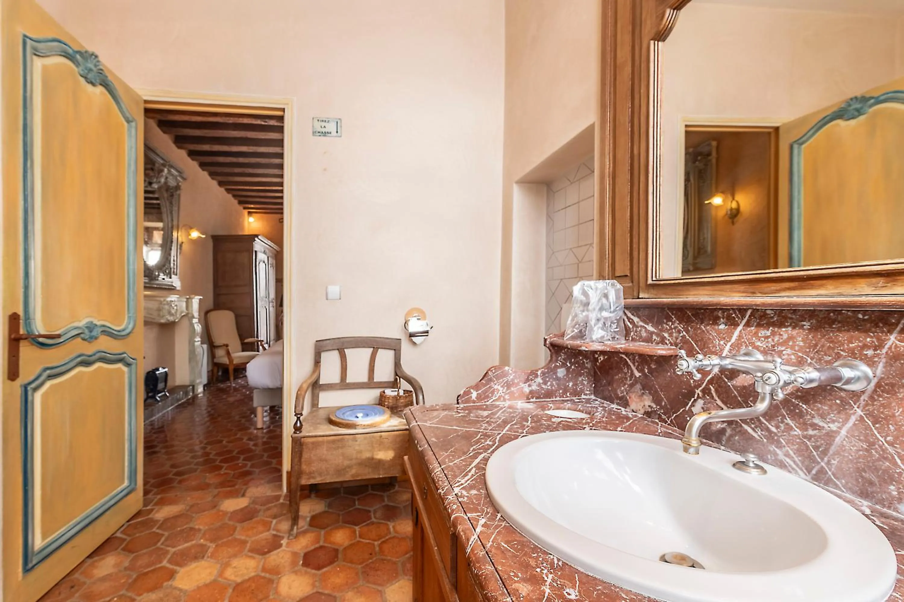 Bathroom in Hôtel De La Beursaudiere