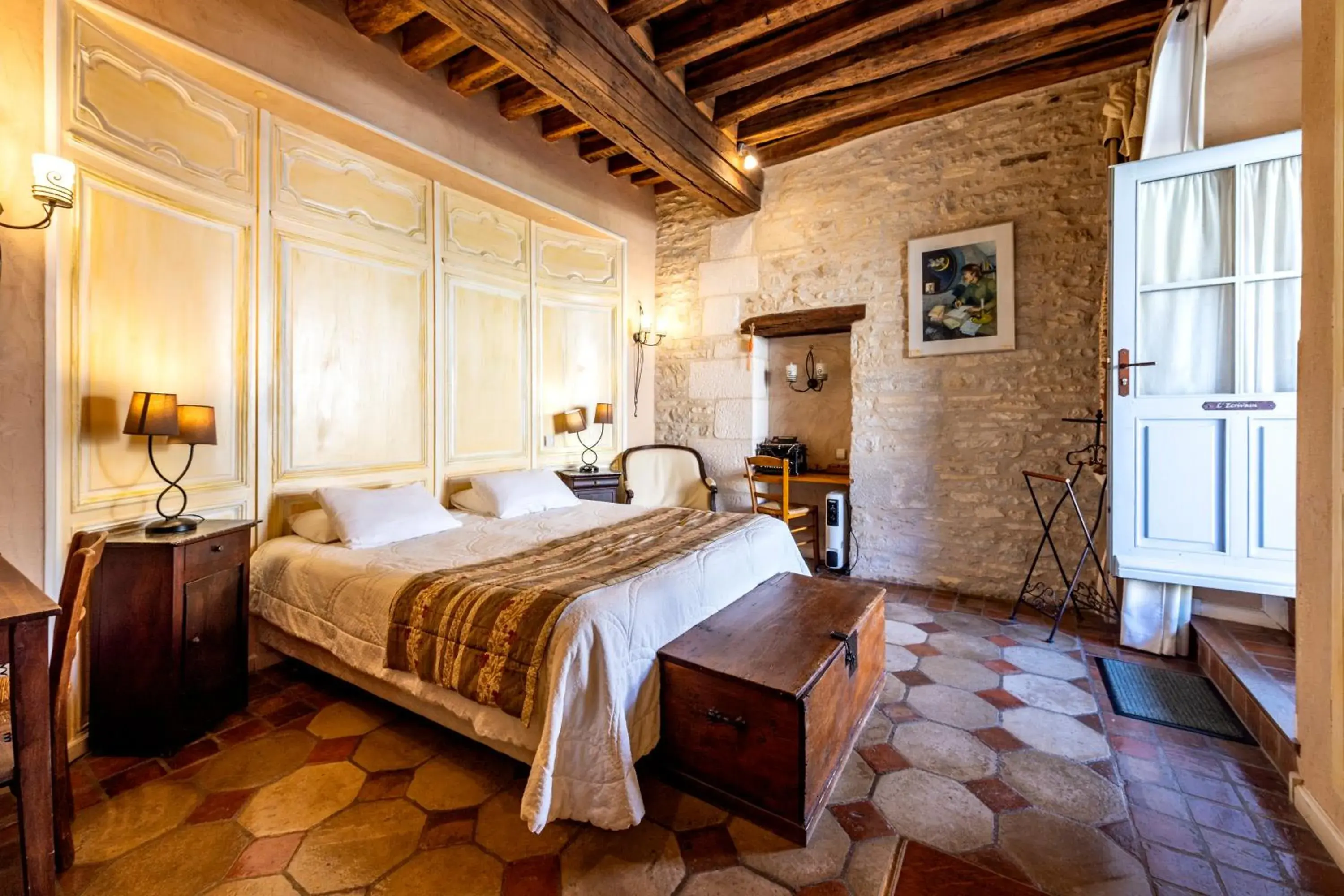 Bed in Hôtel De La Beursaudiere Bed in Hôtel De La Beursaudiere