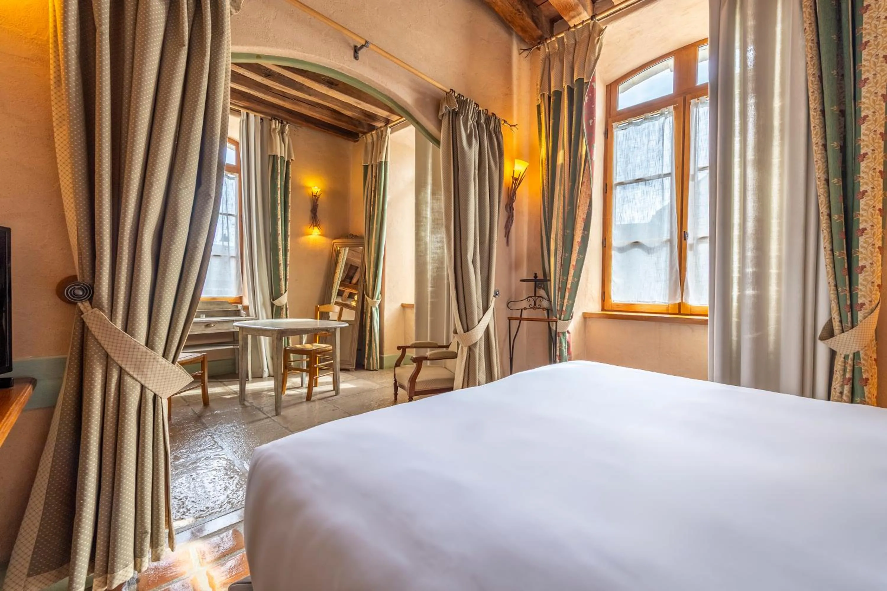 Bed in Hôtel De La Beursaudiere